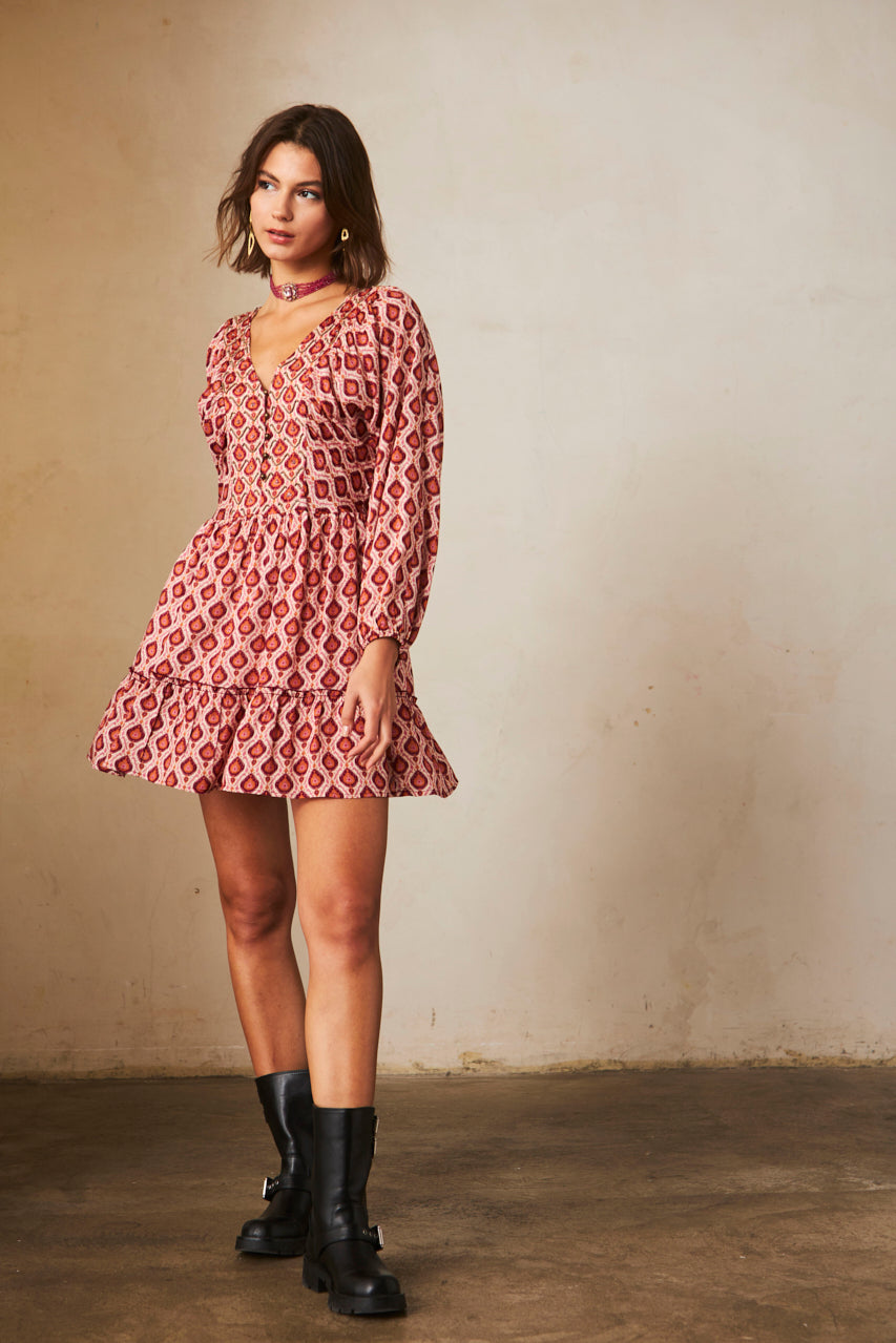 VESTIDO CORTO MANGA LARGA ESTAMPADO CON BEADS - MAGENTA