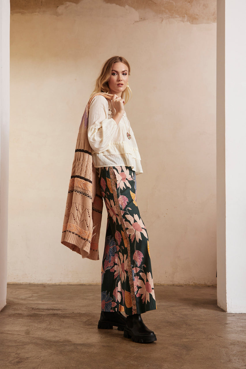 Plain, long-sleeved, wide blouse with embroidery - ECRU