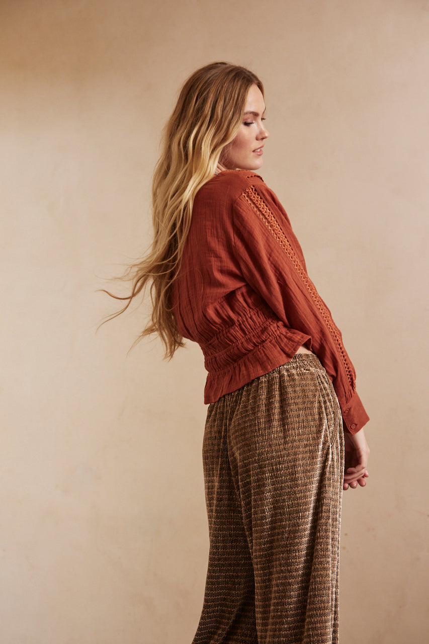 PLAIN FITTED BLOUSE WITH ELASTIC BANDS - BRICK