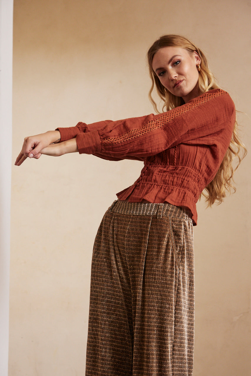 PLAIN FITTED BLOUSE WITH ELASTIC BANDS - BRICK