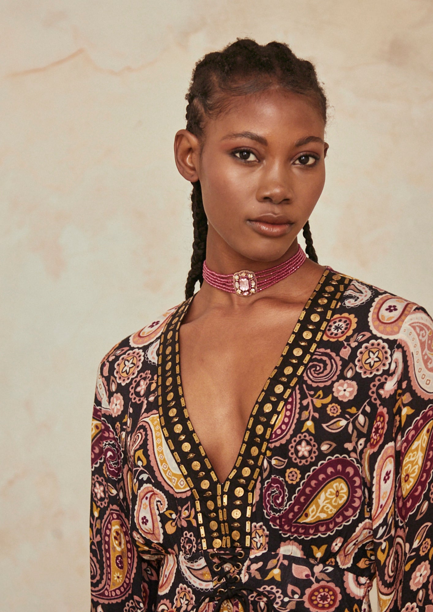 CHOCKER REGULABLE CON PIEDRA CENTRAL  - MAGENTA