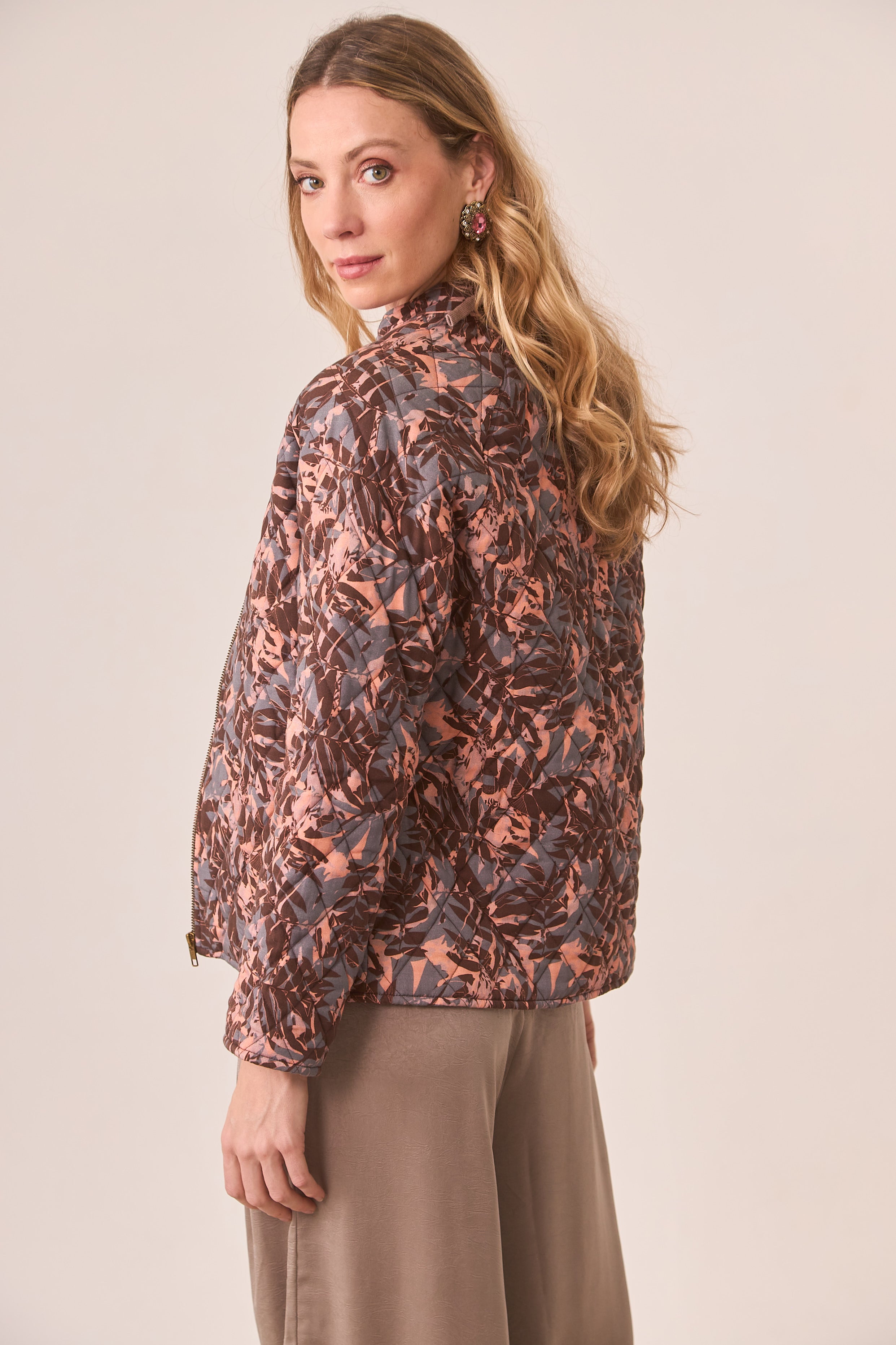 CHAQUETA ACOLCHADA HOJAS - TAUPE