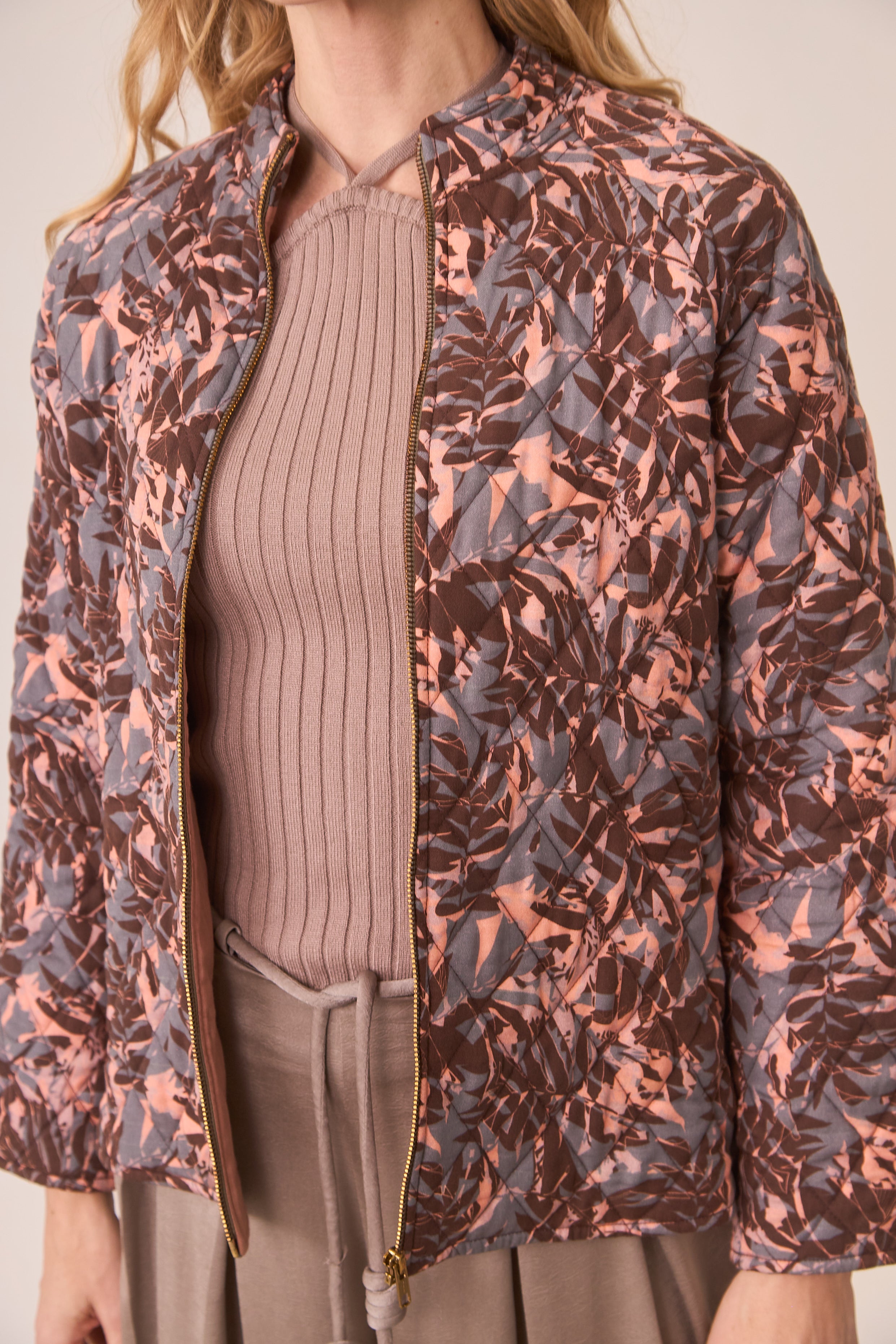 CHAQUETA ACOLCHADA HOJAS - TAUPE