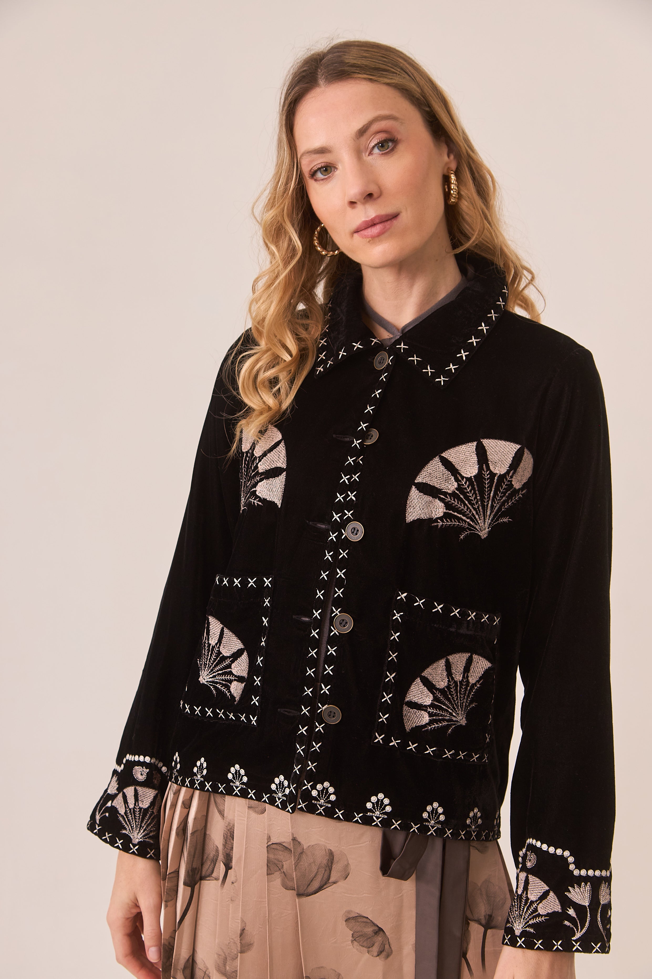 CHAQUETA EN TERCIOPELO BORDADO - BLACK