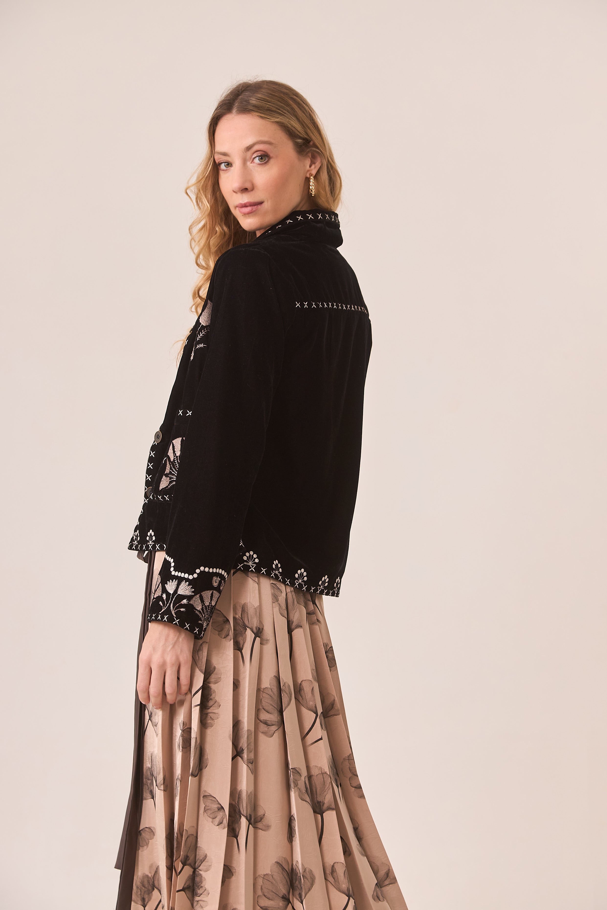 CHAQUETA EN TERCIOPELO BORDADO - BLACK