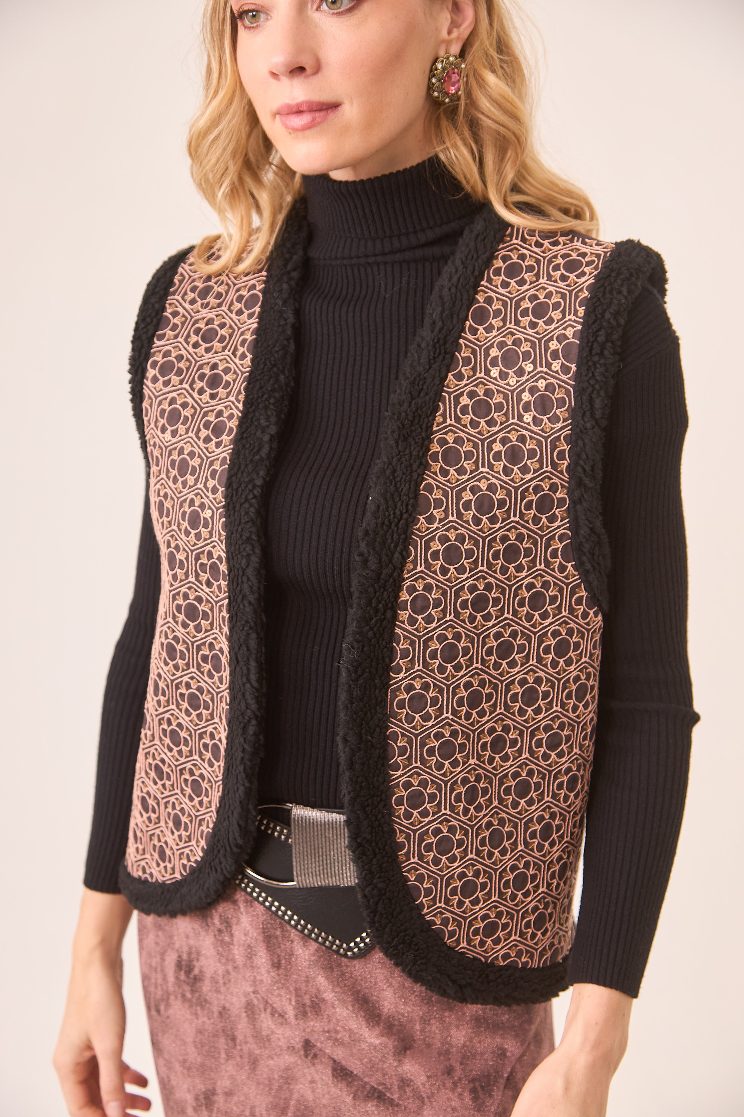 CHALECO BORDADO GEOMÉTRICO FLORAL - BLACK