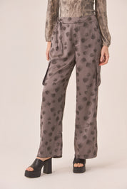 PANTALON CARGO FLARE ESTAMPADO - GREY
