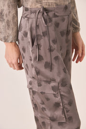 PANTALON CARGO FLARE ESTAMPADO - GREY