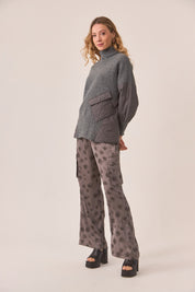 PANTALON CARGO FLARE ESTAMPADO - GREY