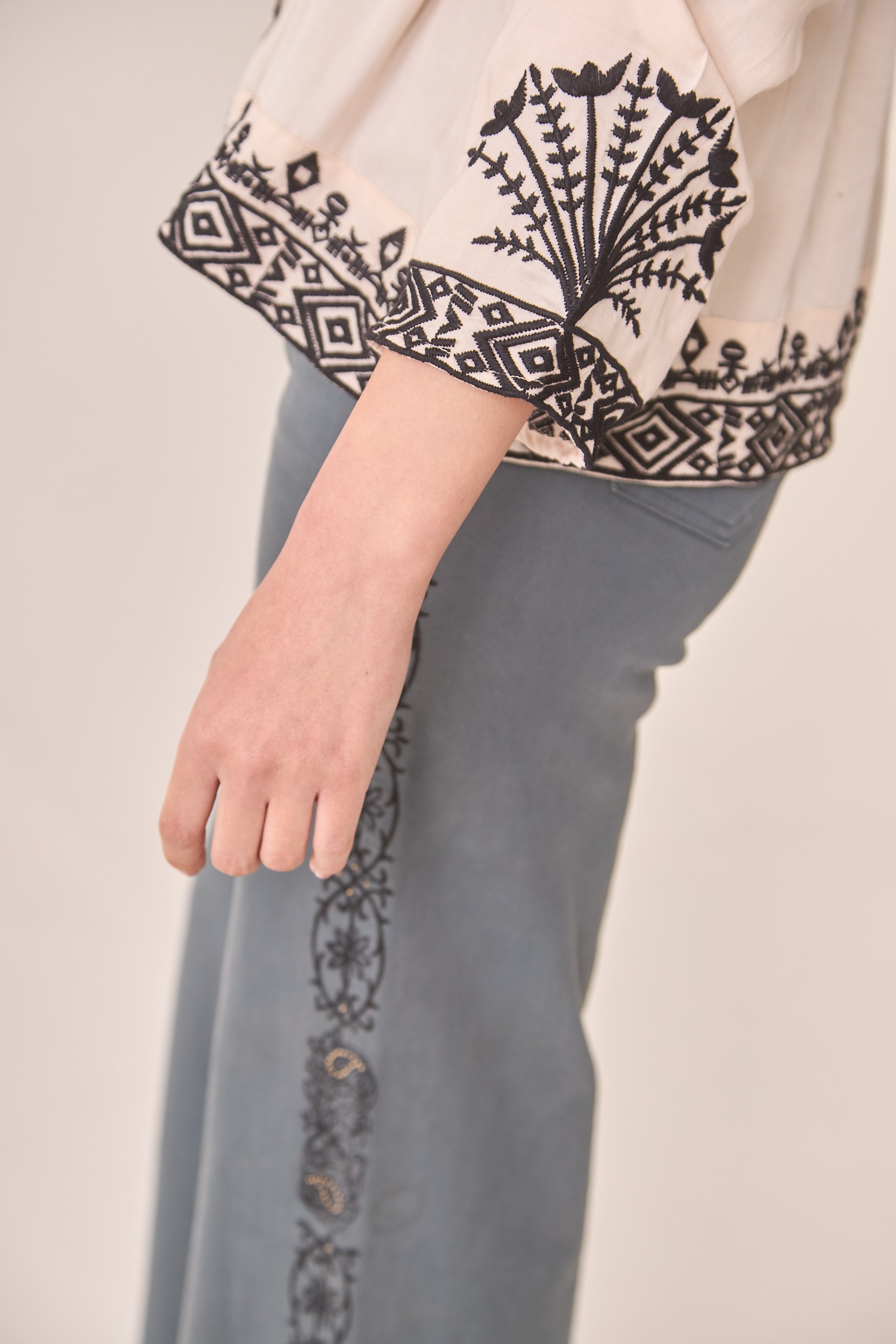 BLUSA BORDADOS CONTRASTE - IVORY