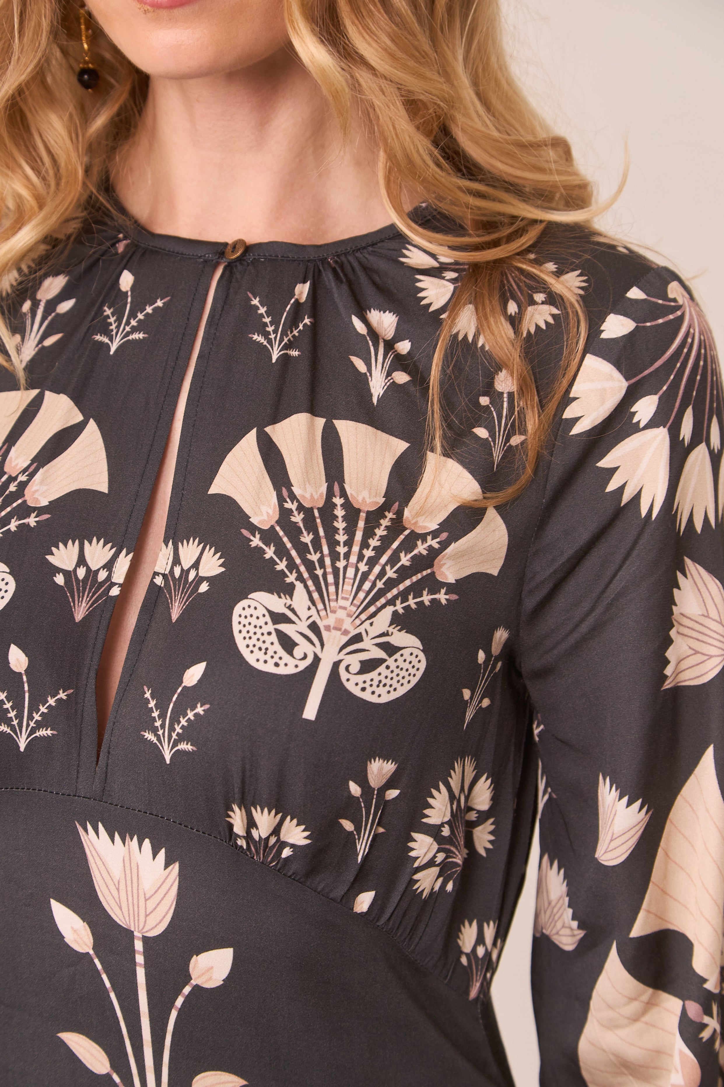 LARGE FLORAL MOTIFS DRESS - BLACK