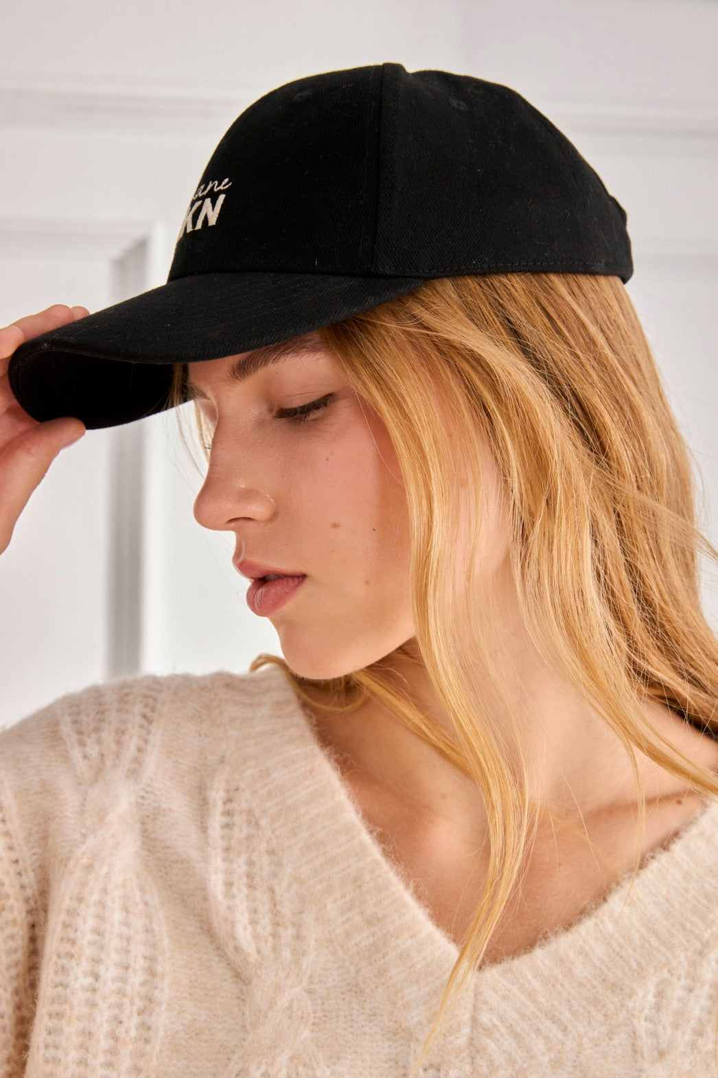 EMBROIDERED LOGO CAP - BLACK