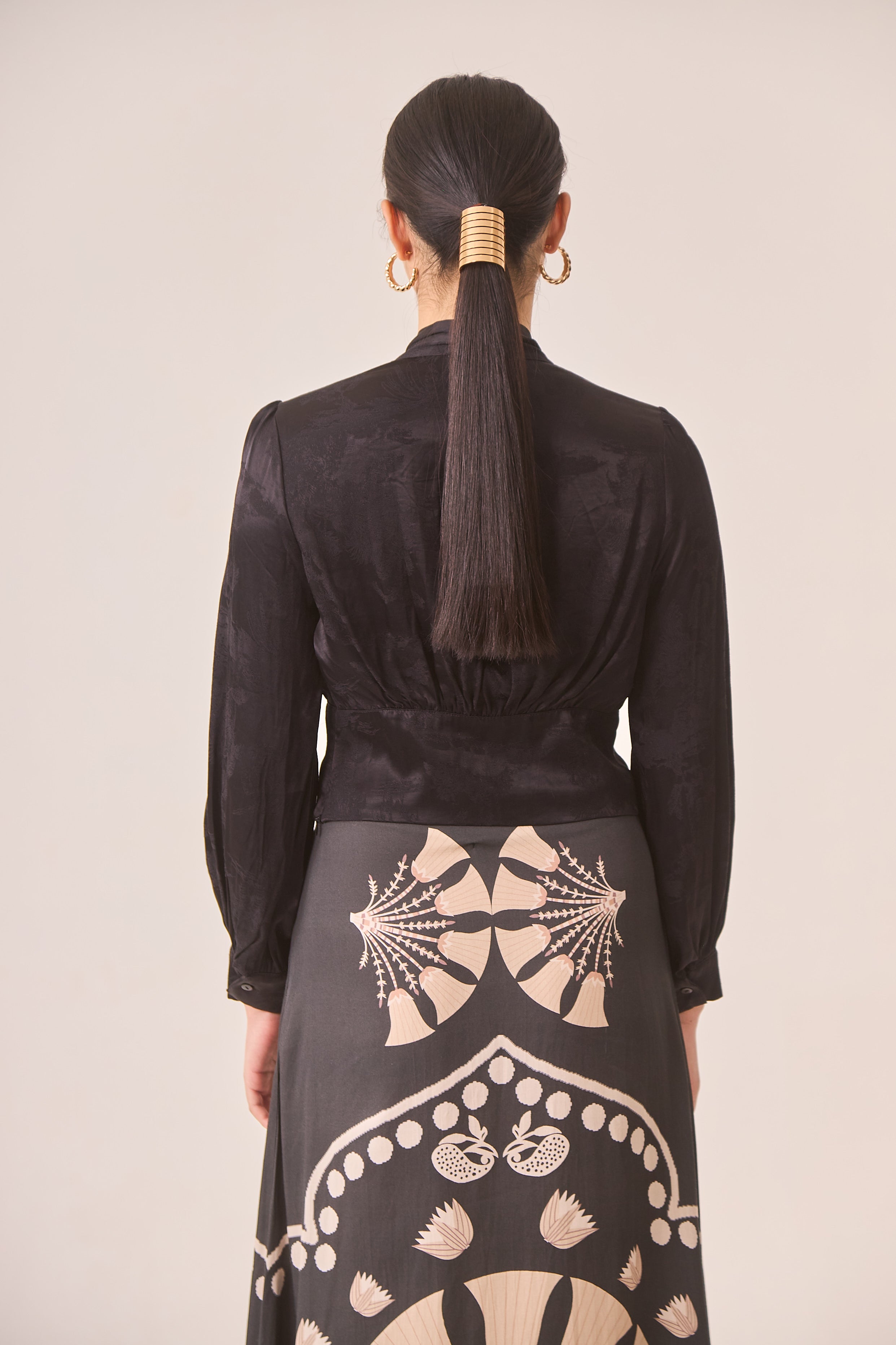 JACQUARD BLOUSE WITH GATHERED WAIST - BLACK