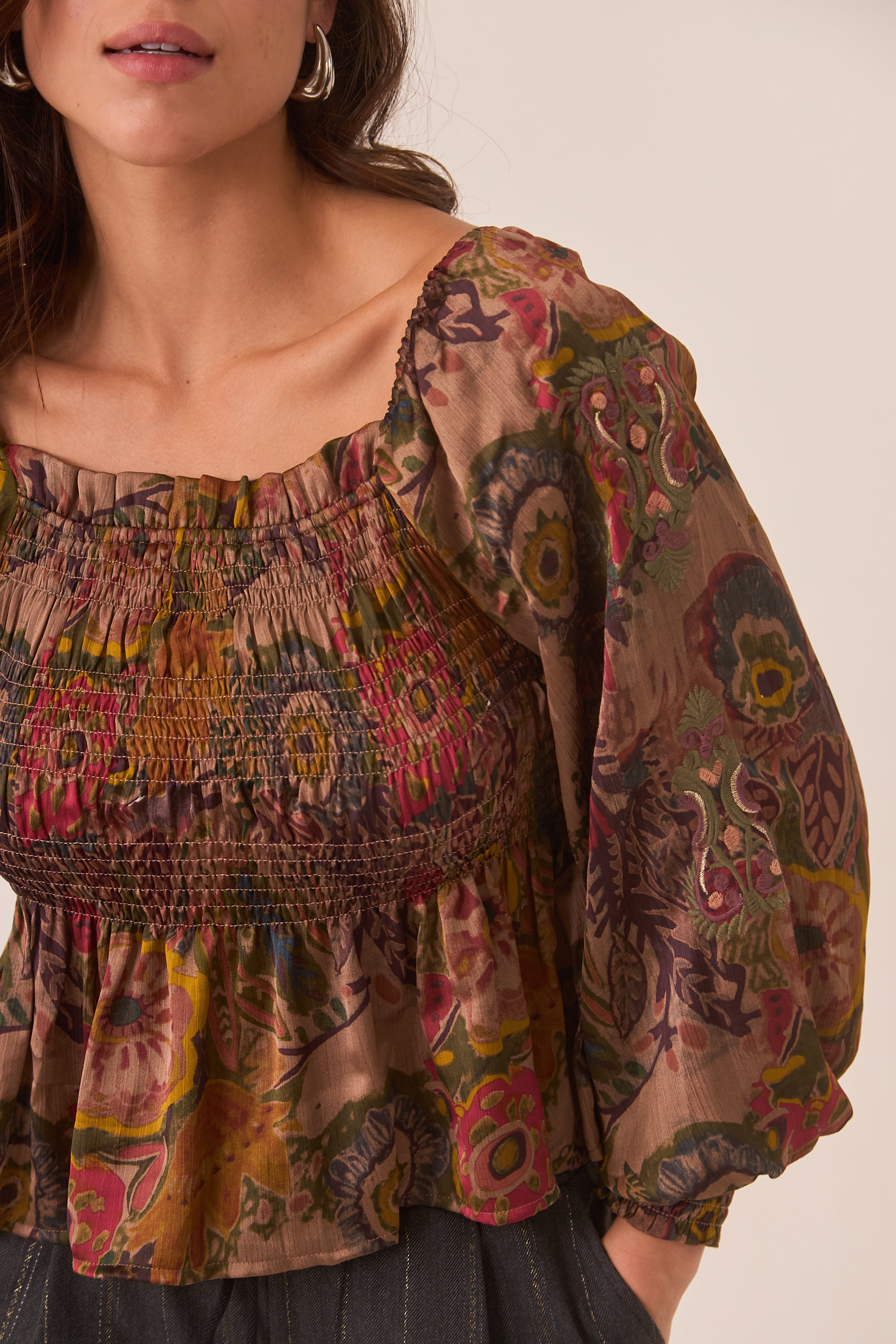 BLUSA FLORES MULTICOLOR VOLANTE - CHOCOLATE