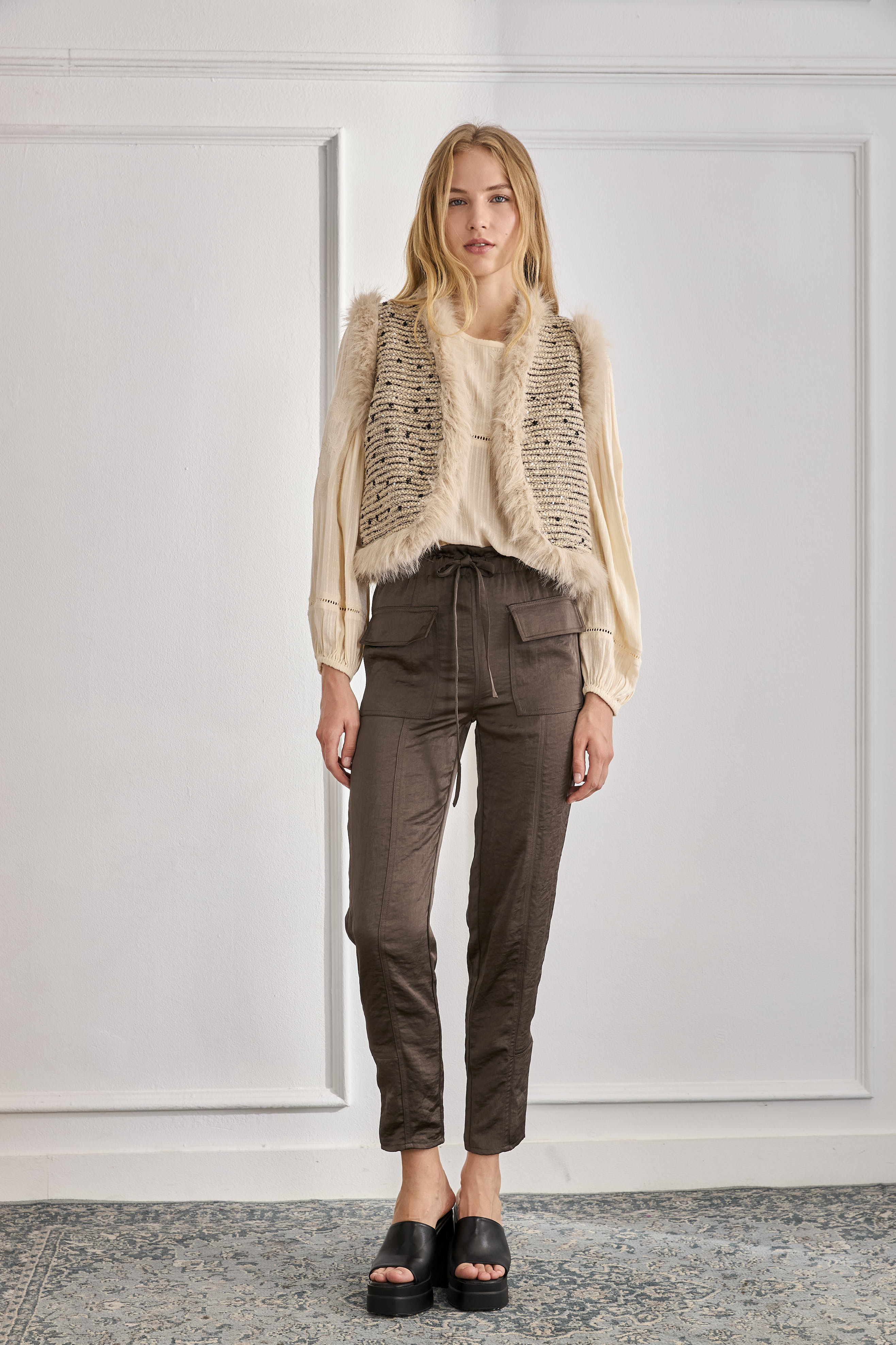 PANTALÓN SATINADO CARGO - CHOCOLATE