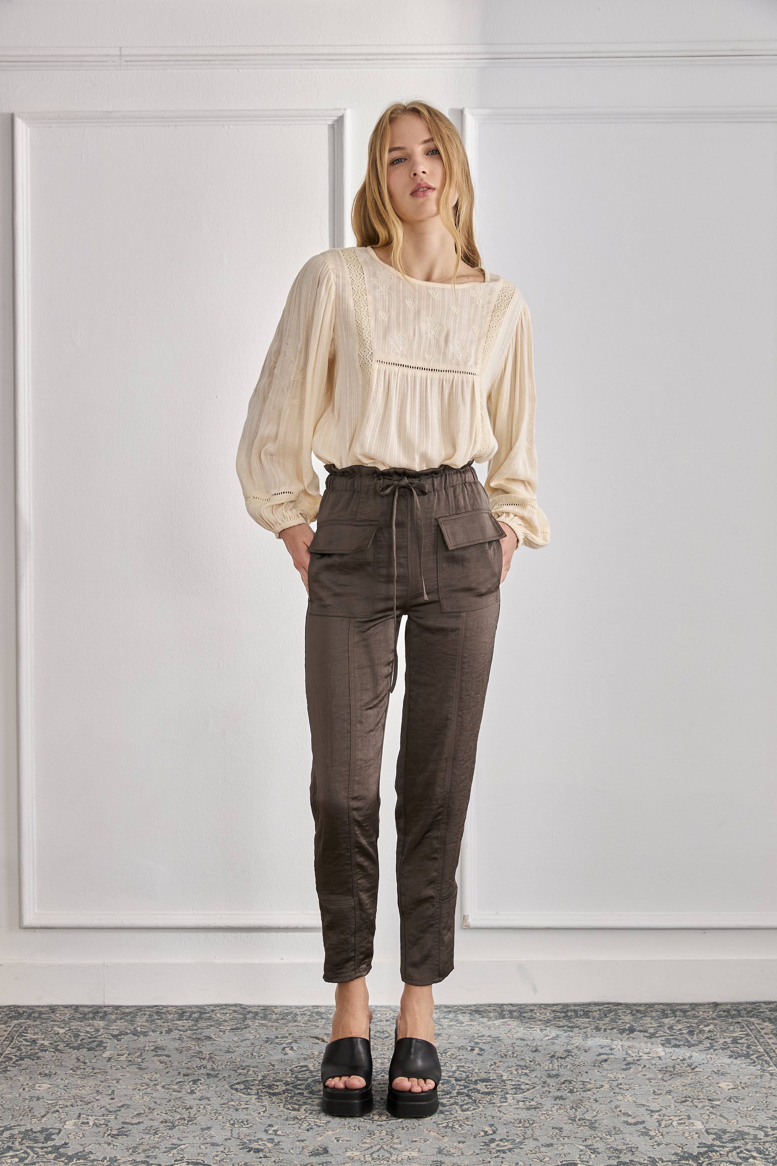 PANTALÓN SATINADO CARGO - CHOCOLATE