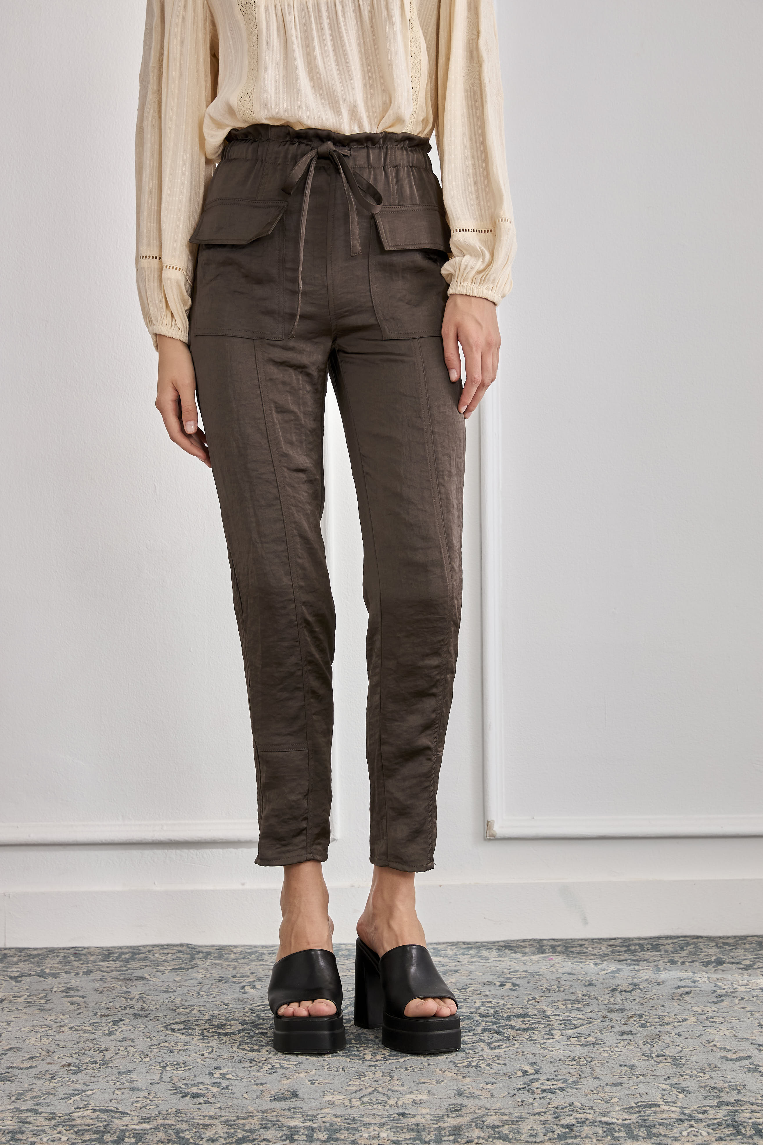 PANTALÓN SATINADO CARGO - CHOCOLATE