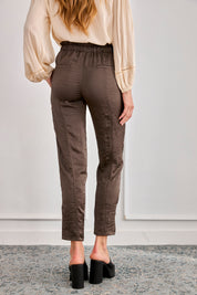 PANTALÓN SATINADO CARGO - CHOCOLATE