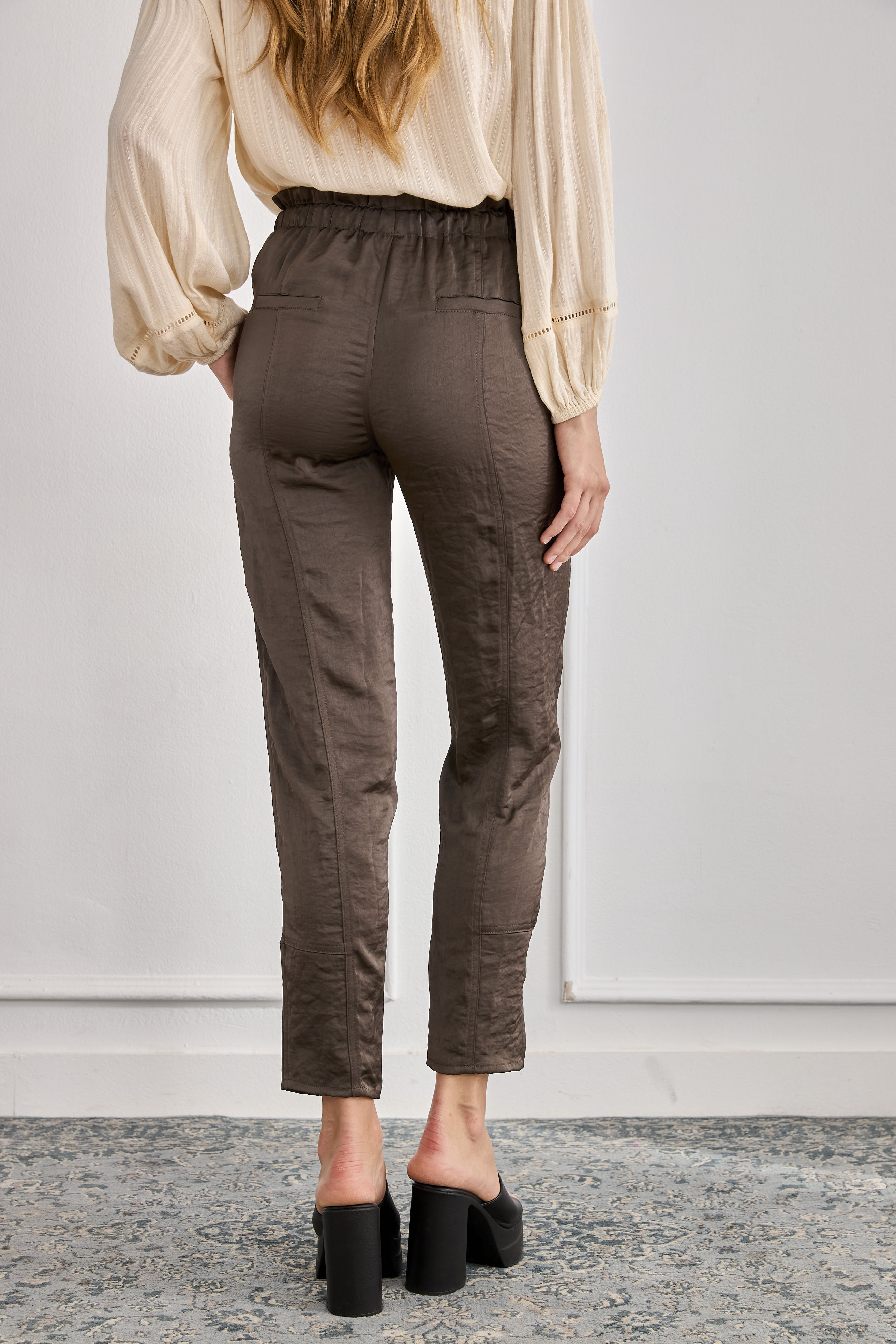 PANTALÓN SATINADO CARGO - CHOCOLATE