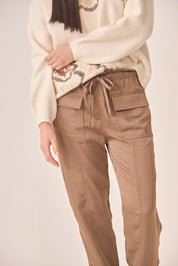 PANTALÓN SATINADO CARGO - CAMEL