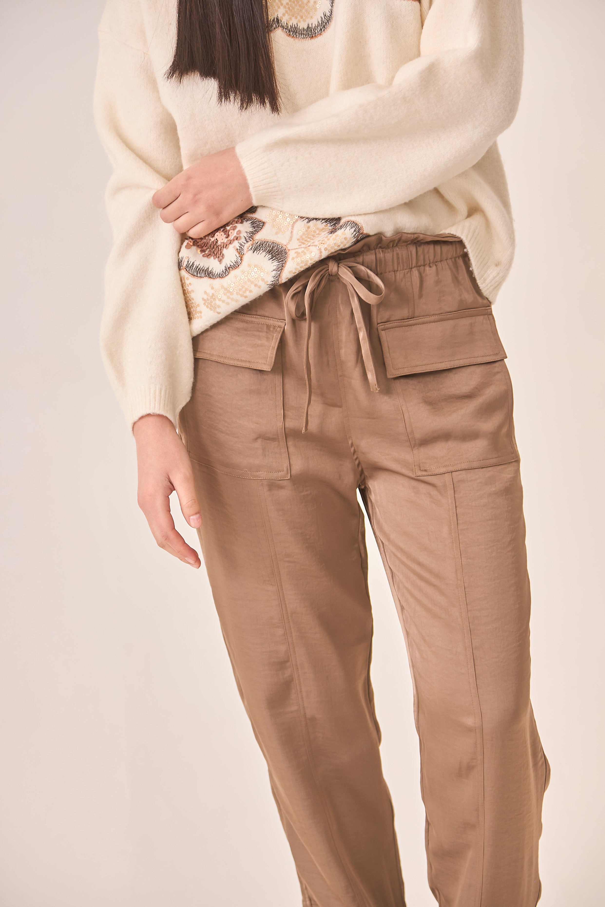 PANTALÓN SATINADO CARGO - CAMEL