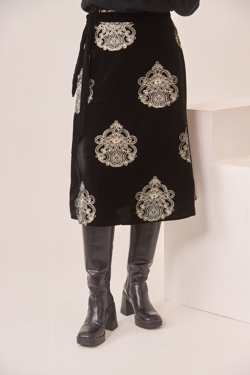 DAMASK EMBROIDERED VELVET SKIRT - BLACK