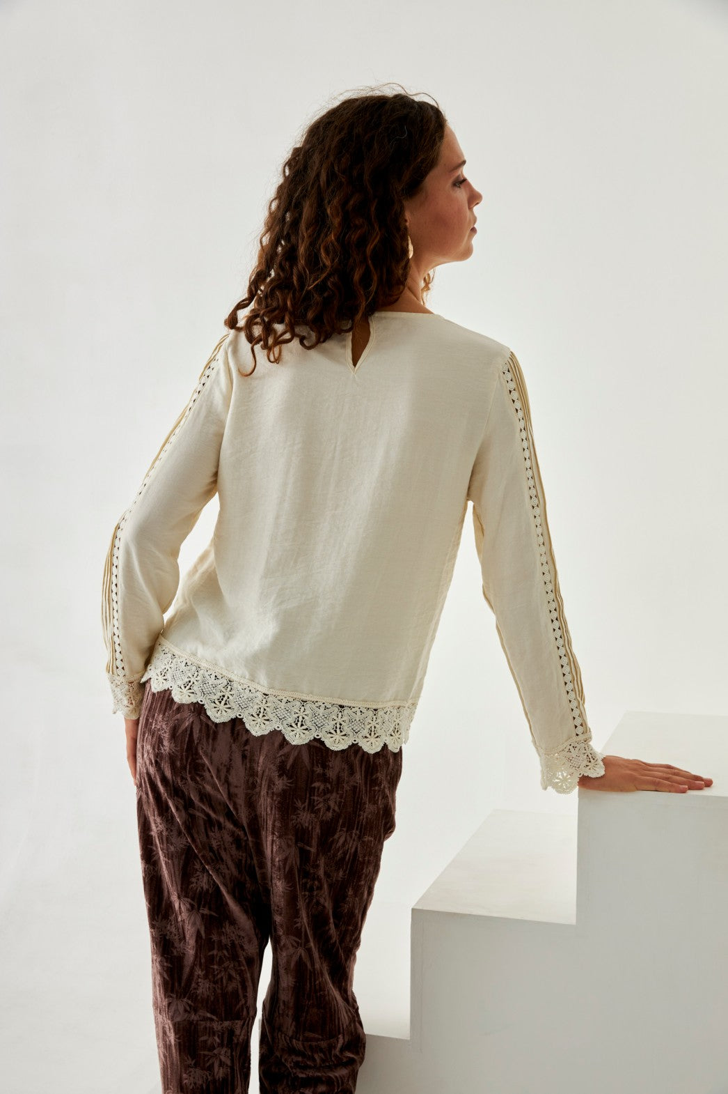 BLUSA PLISADOS CON BLONDA - IVORY