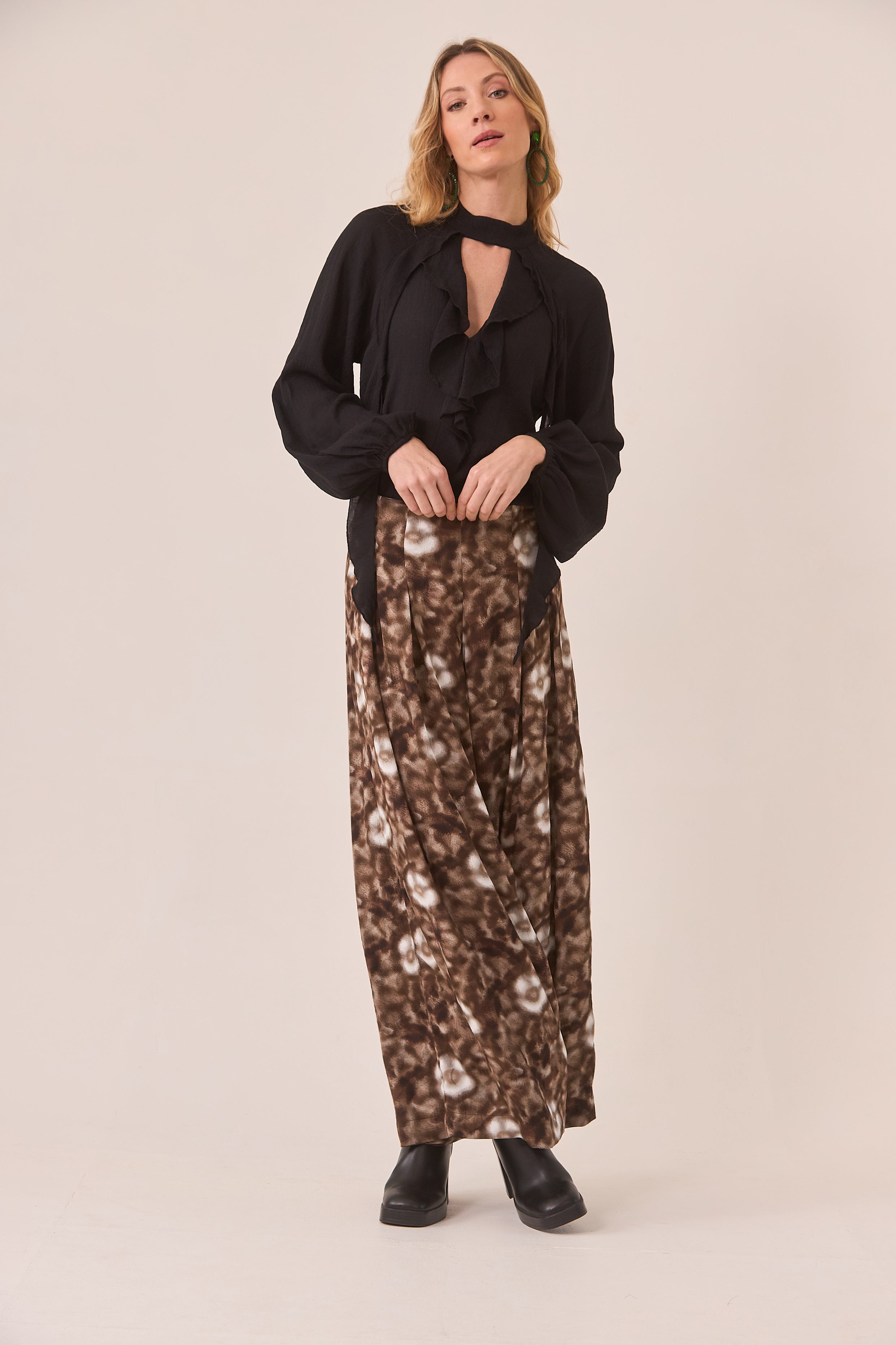 BLUSA CUT OUT VOLANTES - BLACK