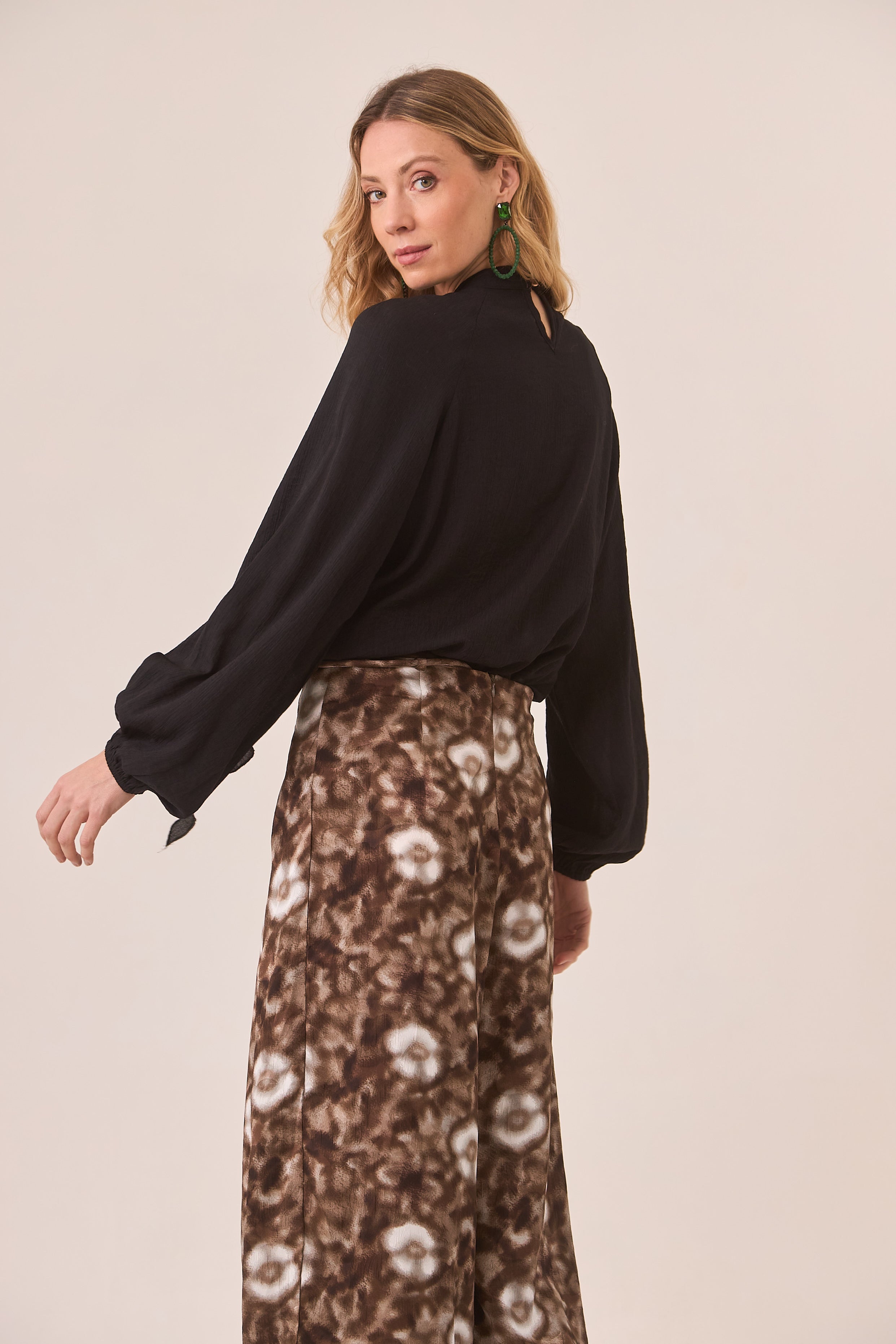 BLUSA CUT OUT VOLANTES - BLACK