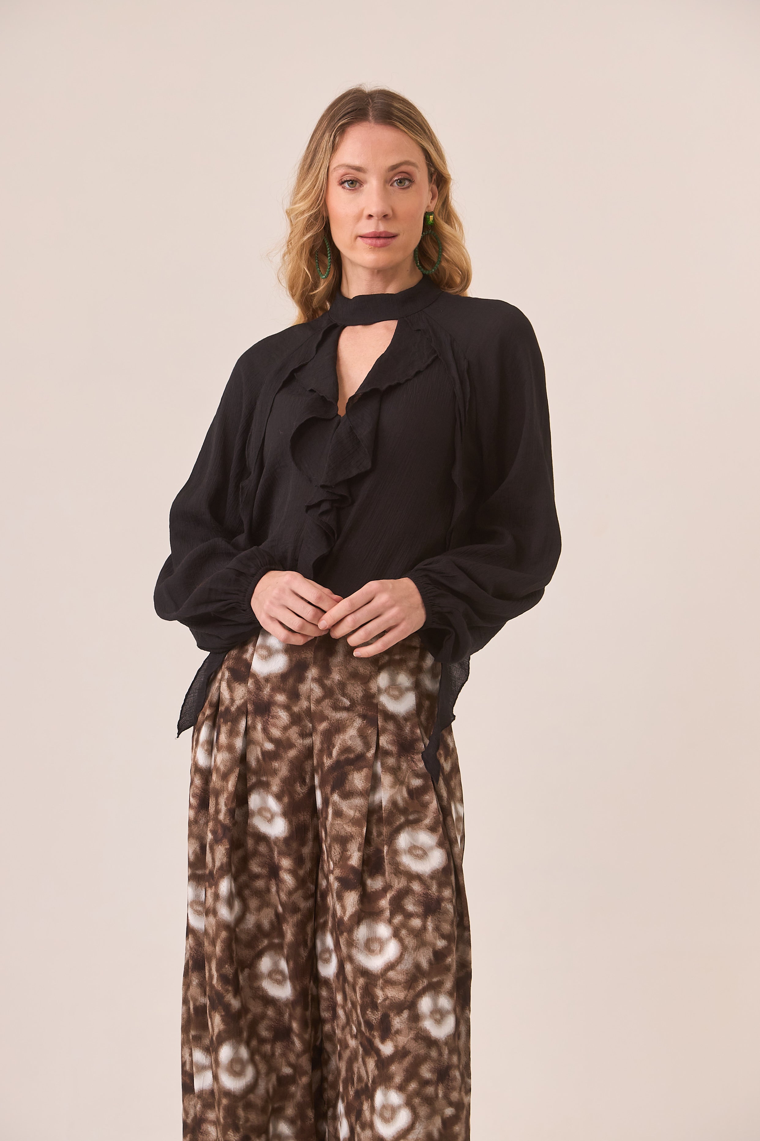 BLUSA CUT OUT VOLANTES - BLACK