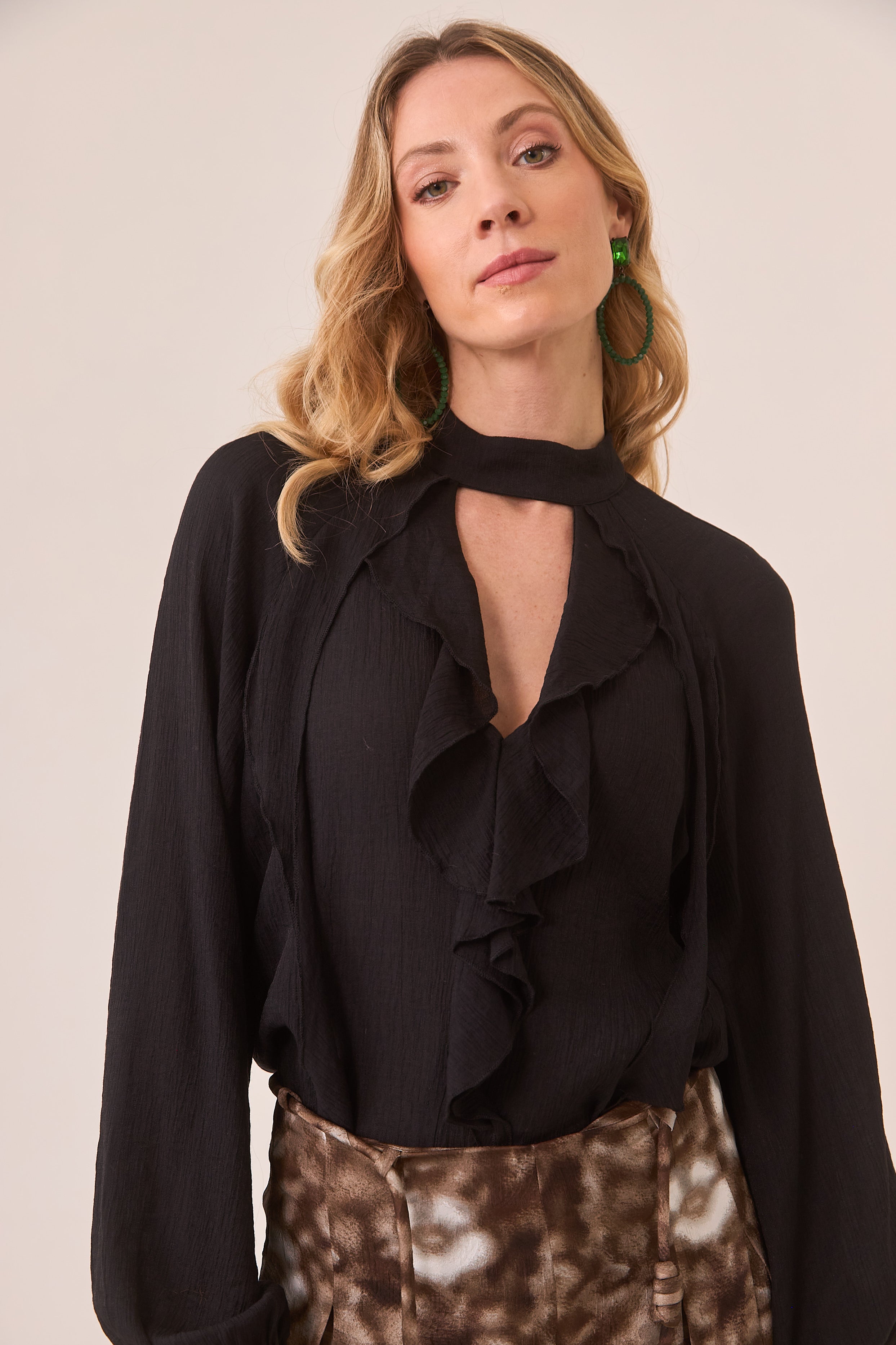 BLUSA CUT OUT VOLANTES - BLACK