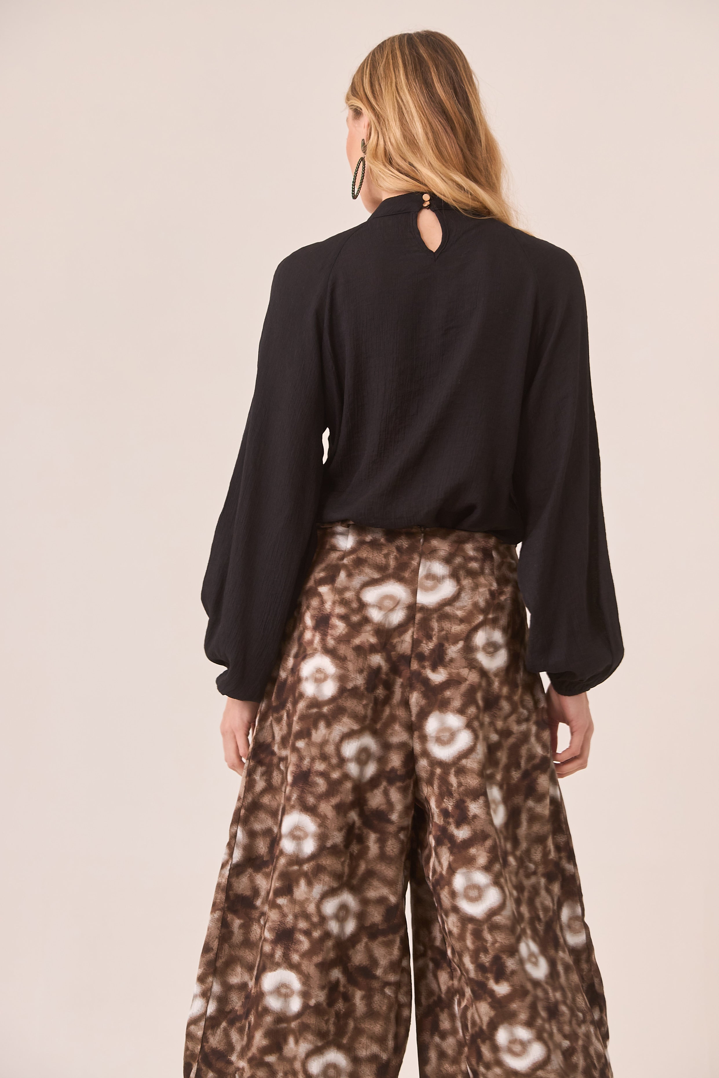 BLUSA CUT OUT VOLANTES - BLACK