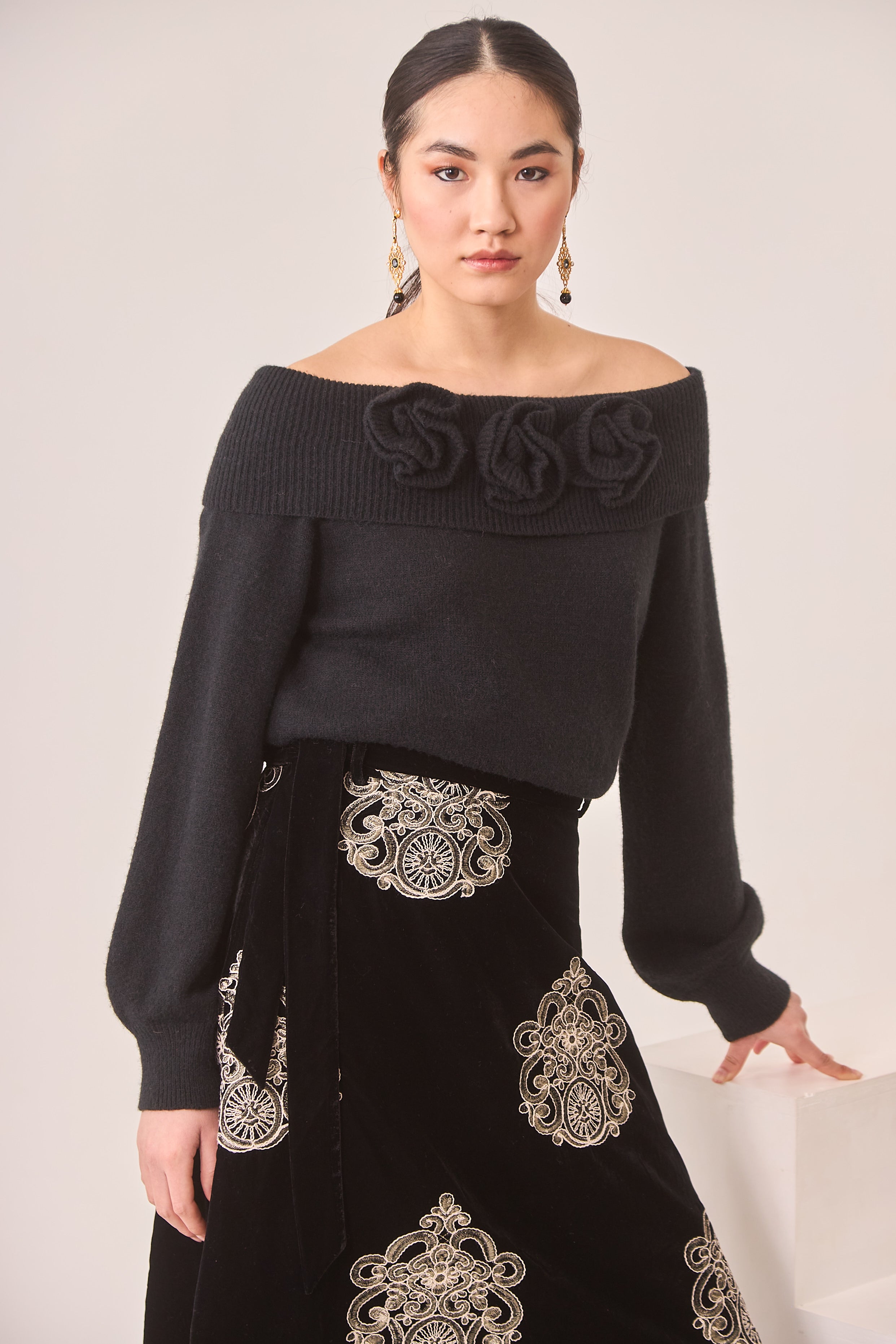 JERSEY CUELLO VUELTO FLORES - BLACK