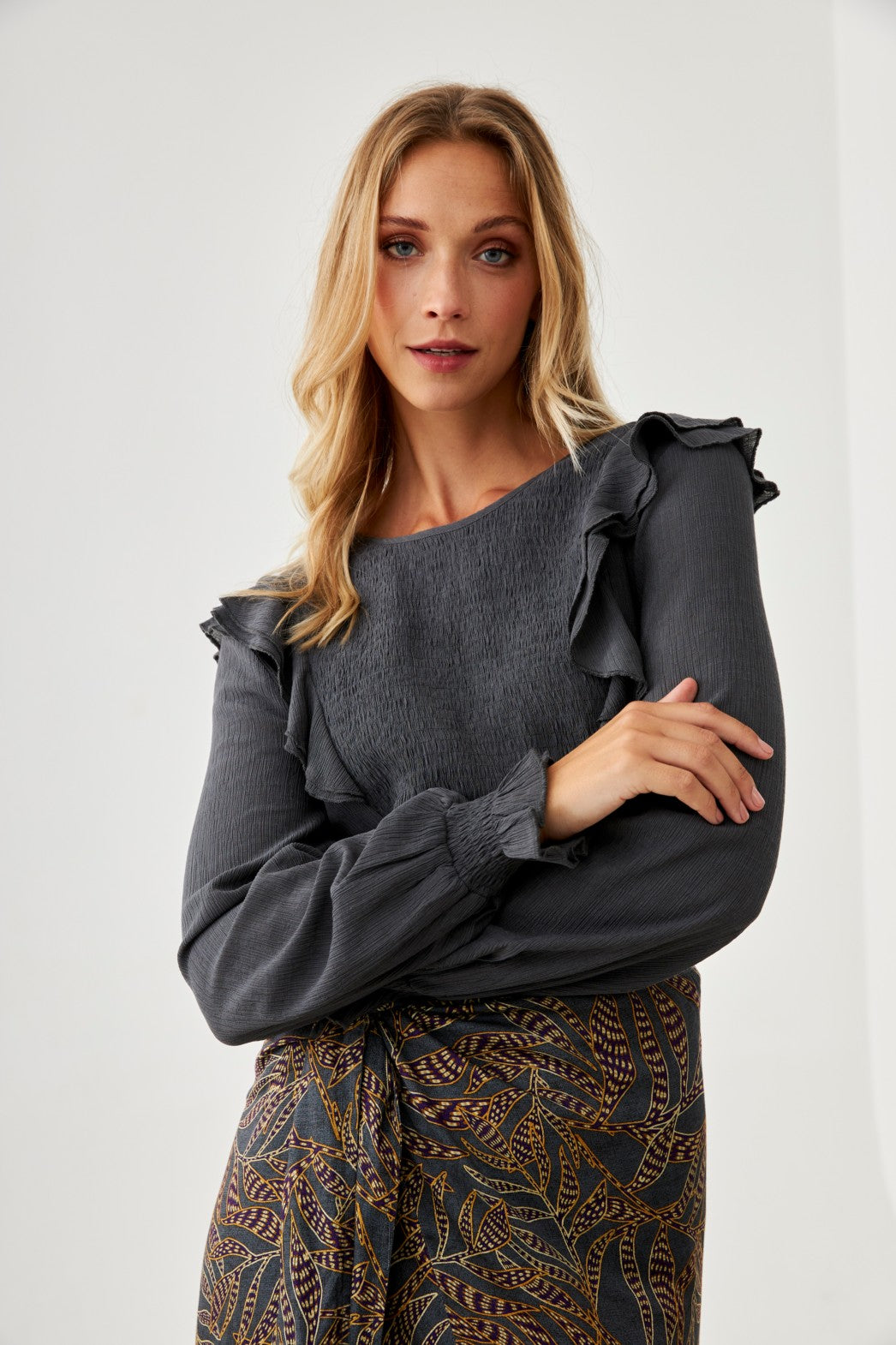 BLUSA SMOKED VOLANTES - GREY