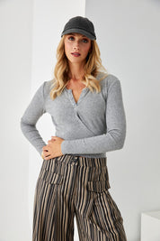 TOP CANALÉ CRUZADO BOTONES - GREY