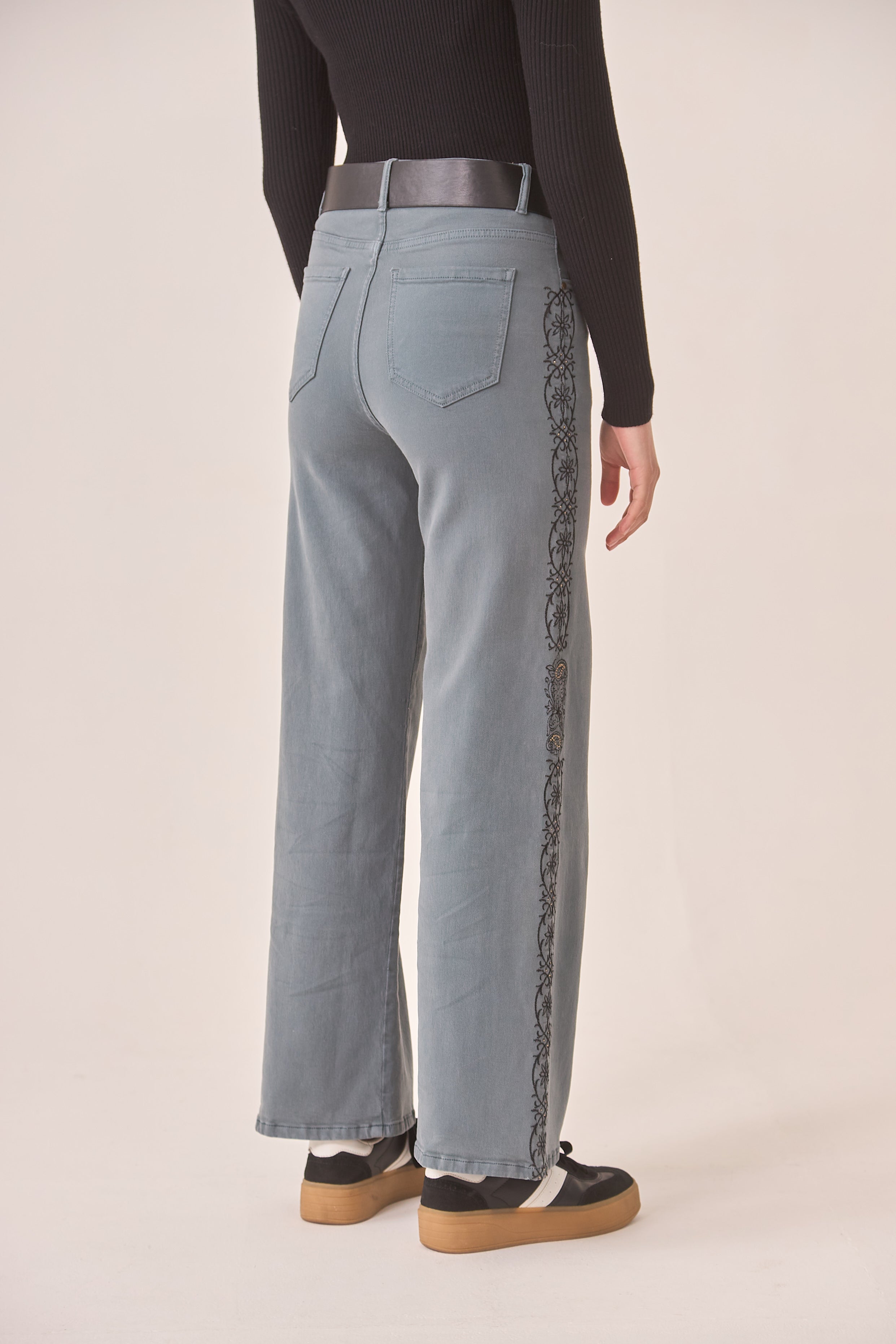 JEANS RECTOS BORDADO - BLUE