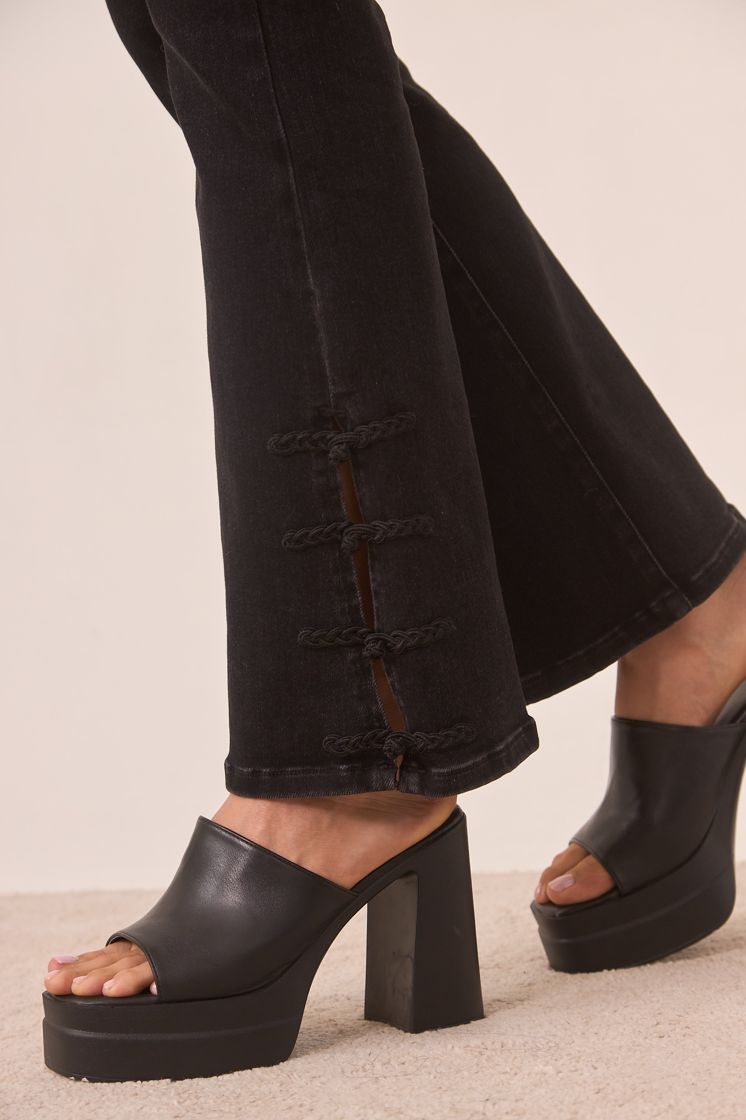 JEANS BOOTCUT BOTONES ORIENTALES - BLACK