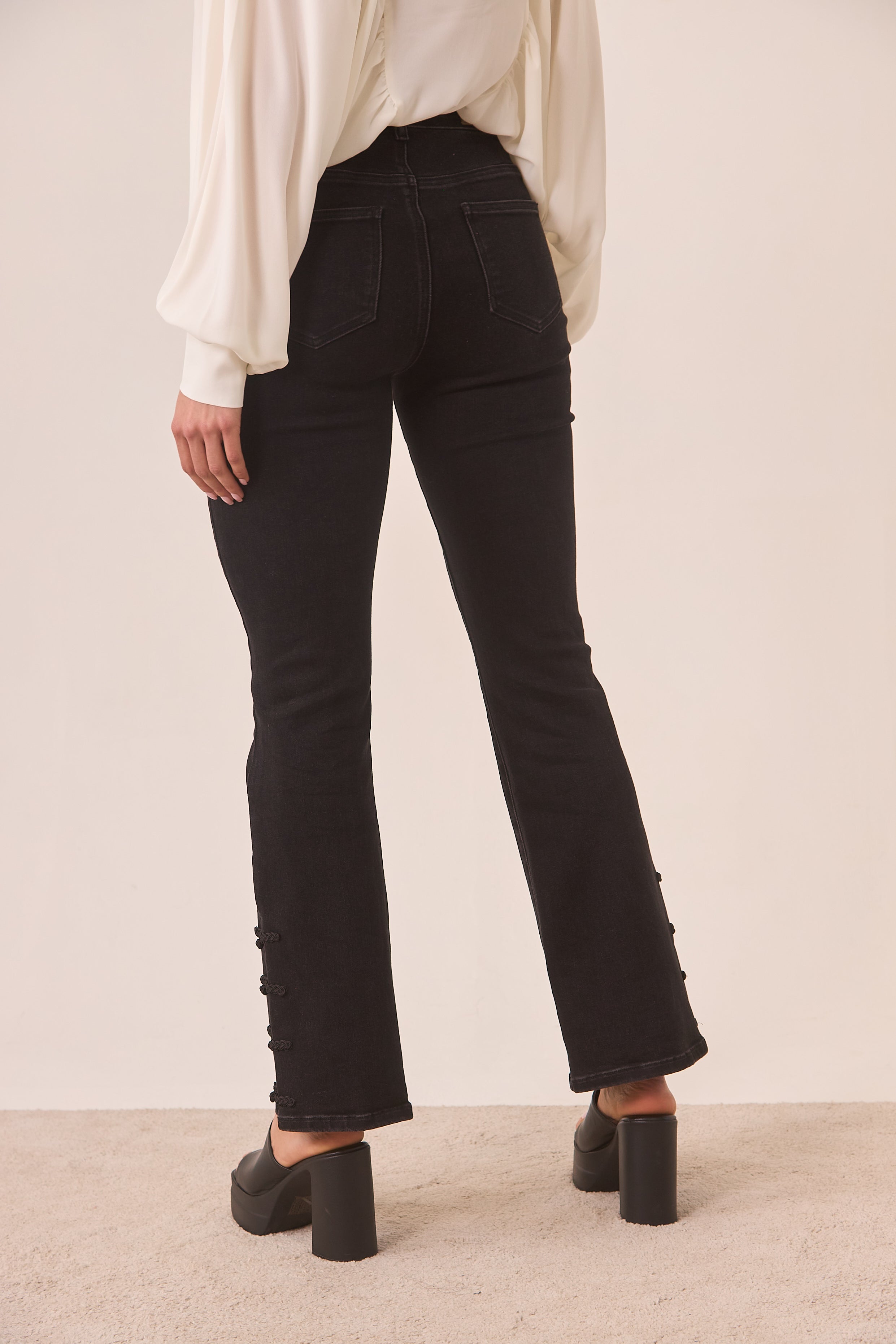 JEANS BOOTCUT BOTONES ORIENTALES - BLACK