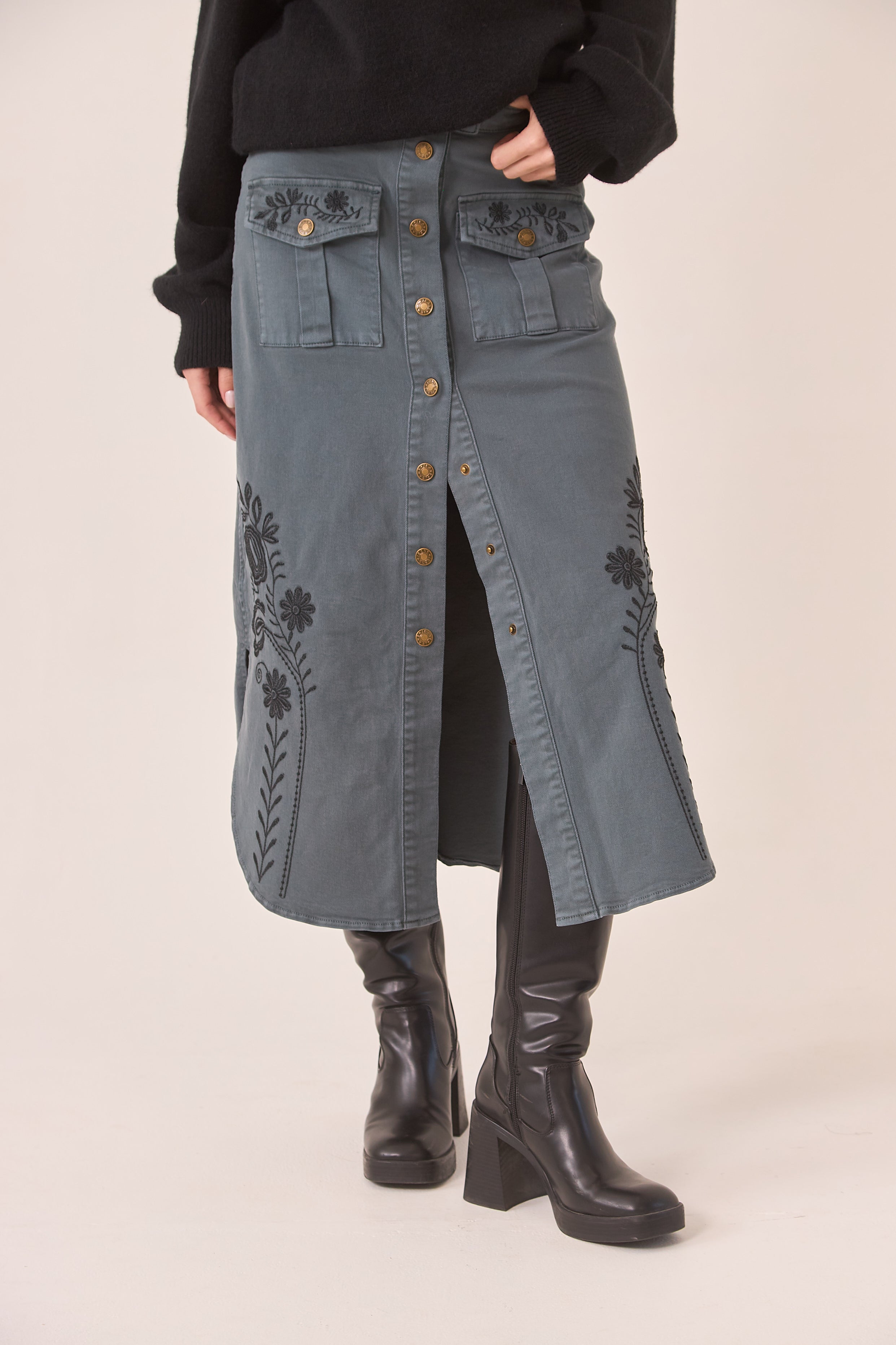 FALDA DENIM BORDADO FLORAL - BLUE