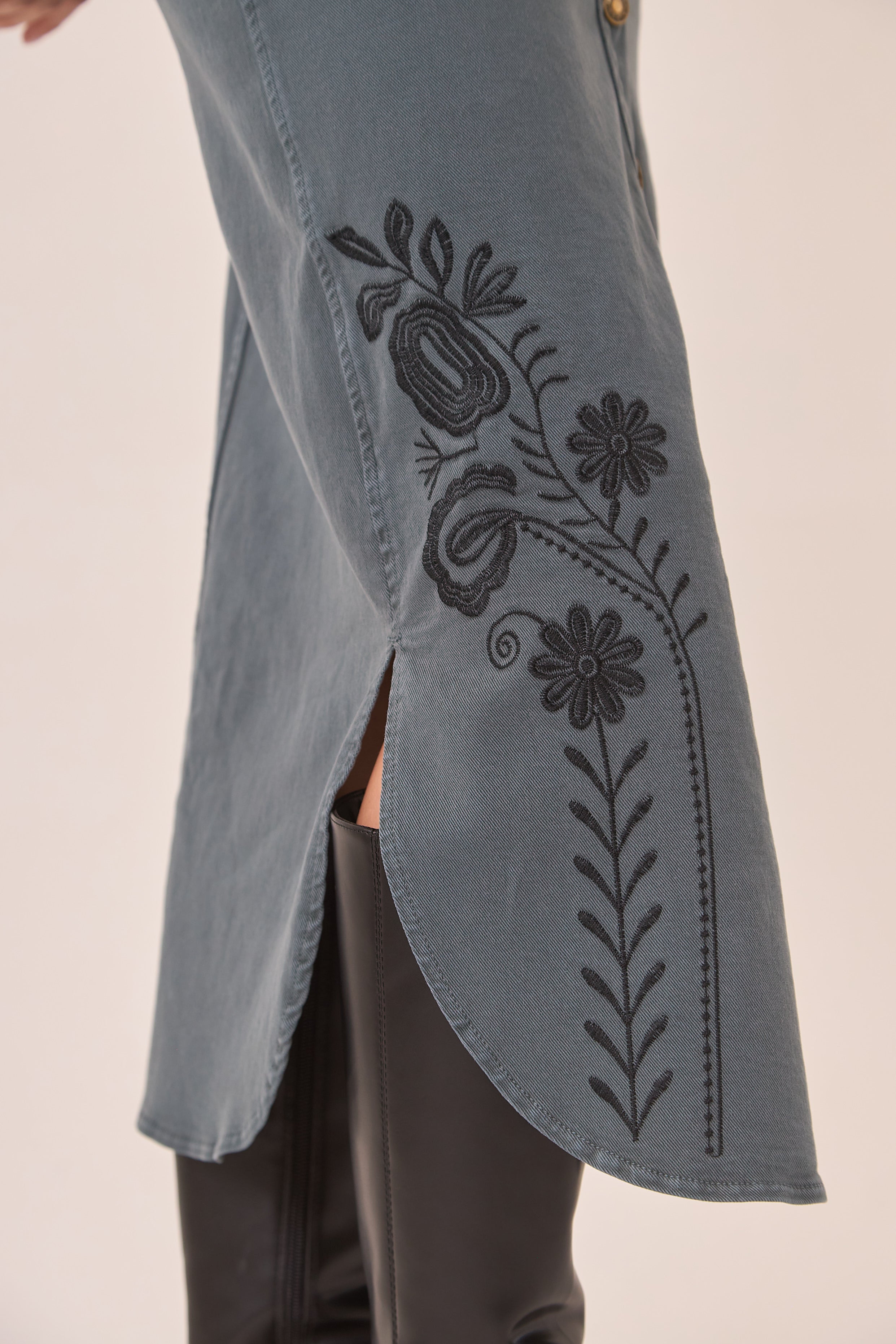 FALDA DENIM BORDADO FLORAL - BLUE