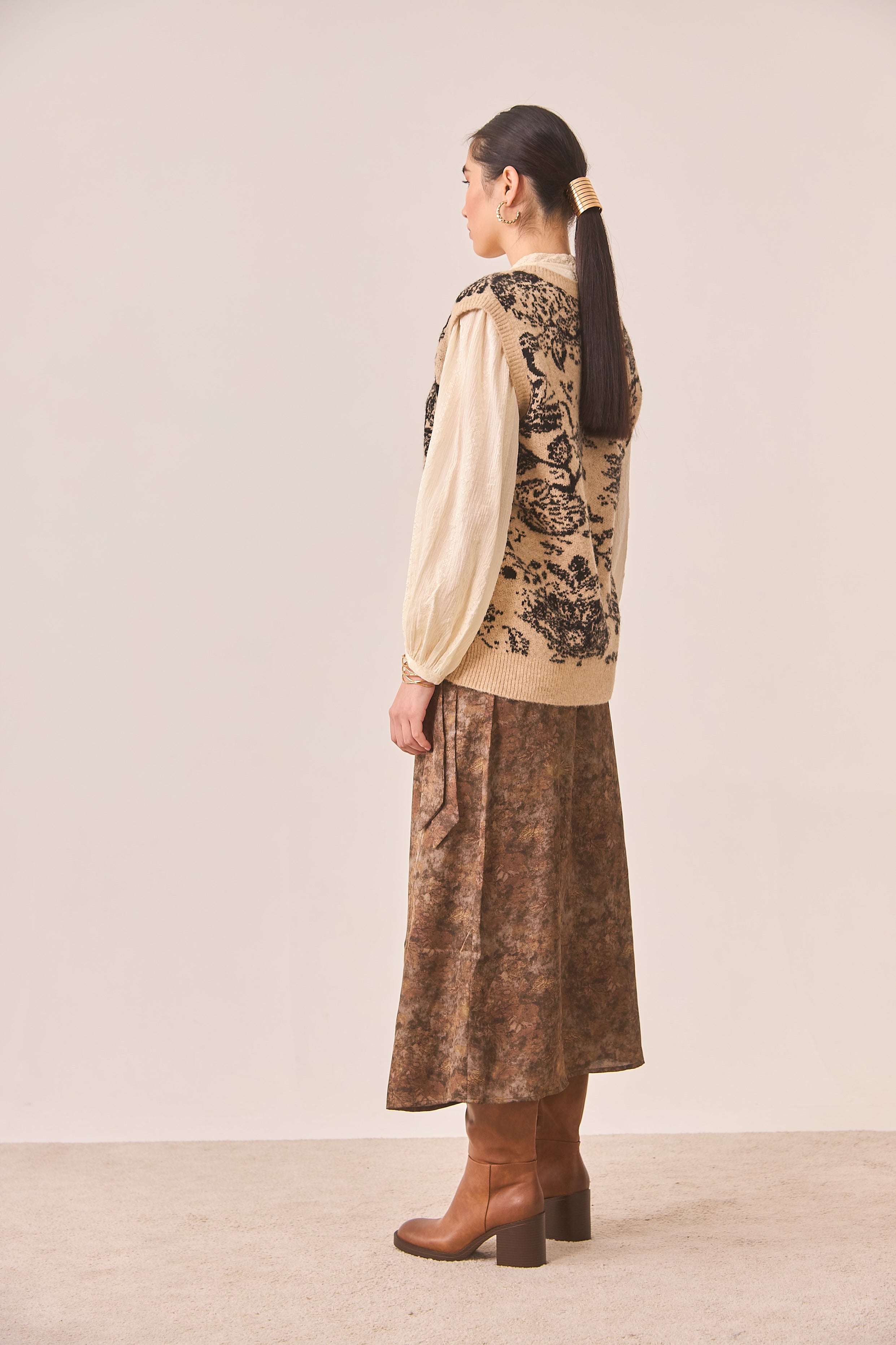 CHALECO DE PUNTO  JACQUARD FLORAL - CAMEL