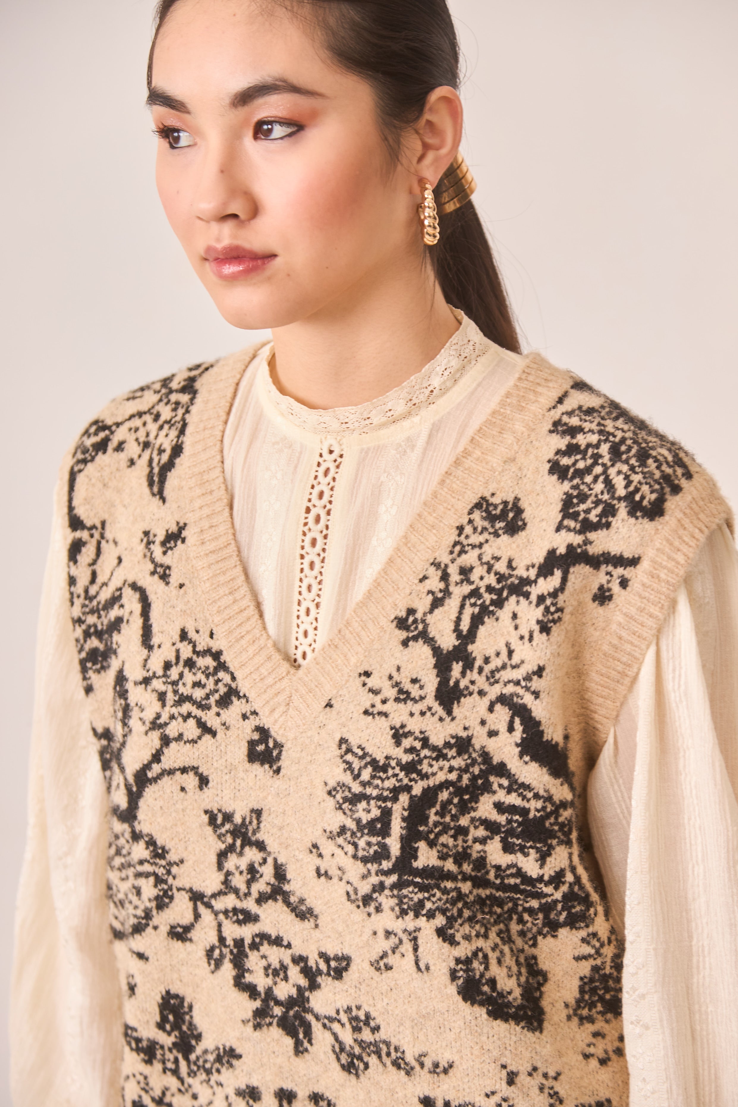 CHALECO DE PUNTO  JACQUARD FLORAL - CAMEL