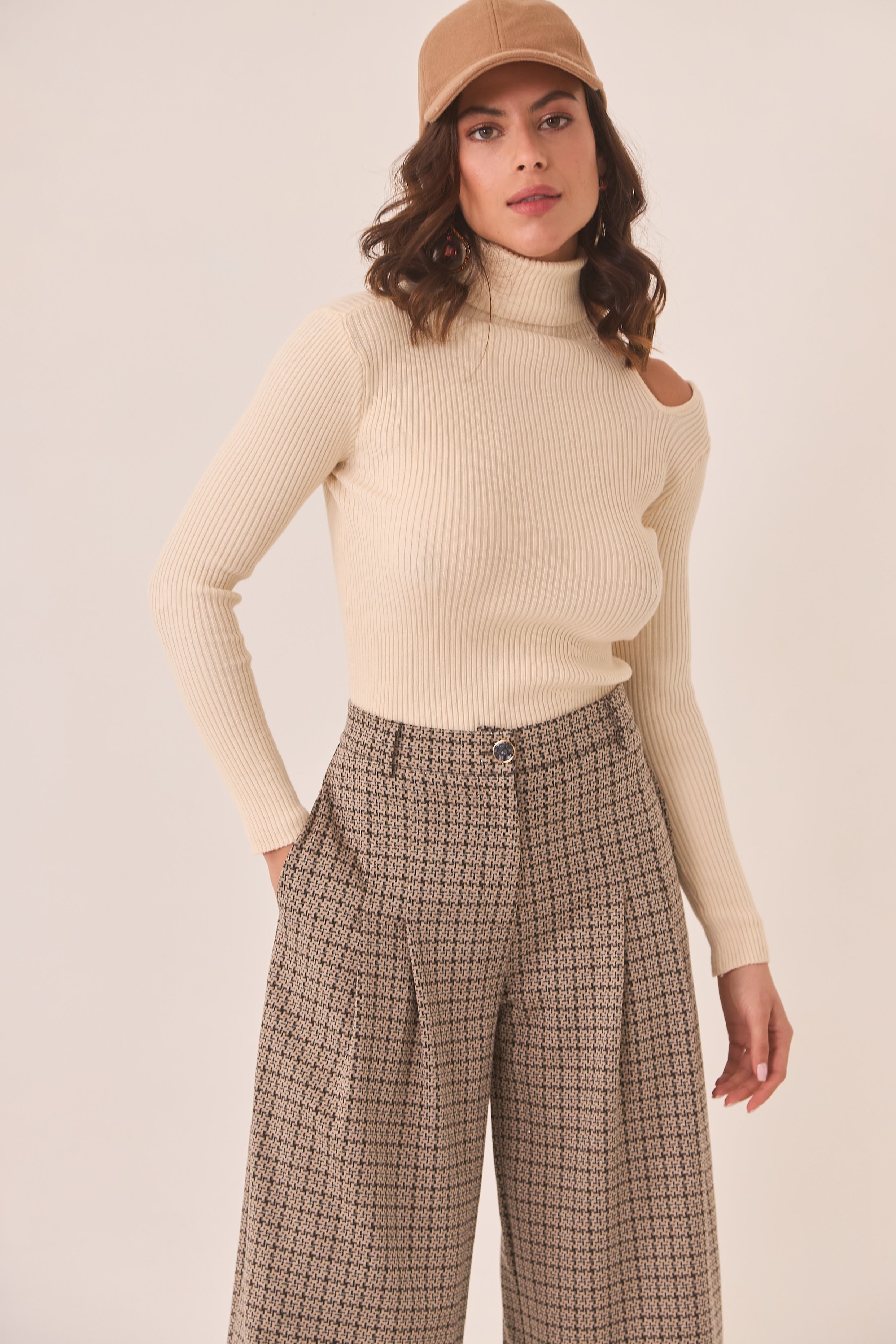 JERSEY CUELLO ALTO CUT OUT  - IVORY