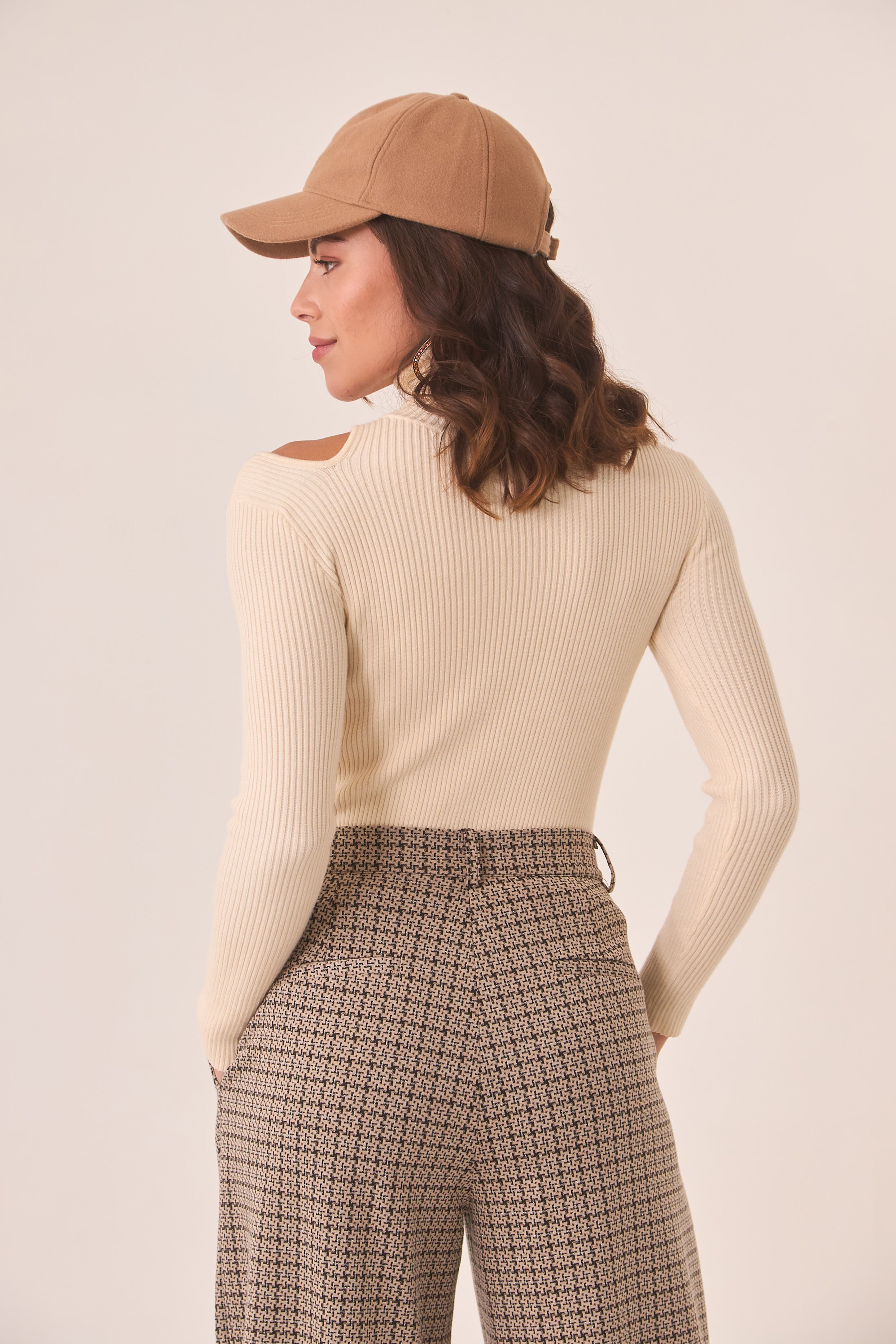 JERSEY CUELLO ALTO CUT OUT  - IVORY