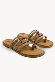 SANDALIAS MIX TIRAS STRASS Y TACHUELAS - CAMEL