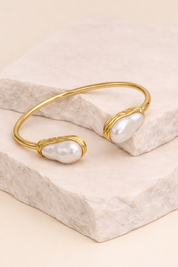 RIGID BRACELET WITH BAROQUE PEARLS - WHITE