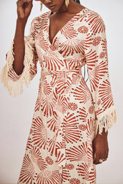 VESTIDO LARGO CRUZADO ESTAMPADO CON FLECOS - CAMEL
