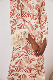 VESTIDO LARGO CRUZADO ESTAMPADO CON FLECOS - CAMEL