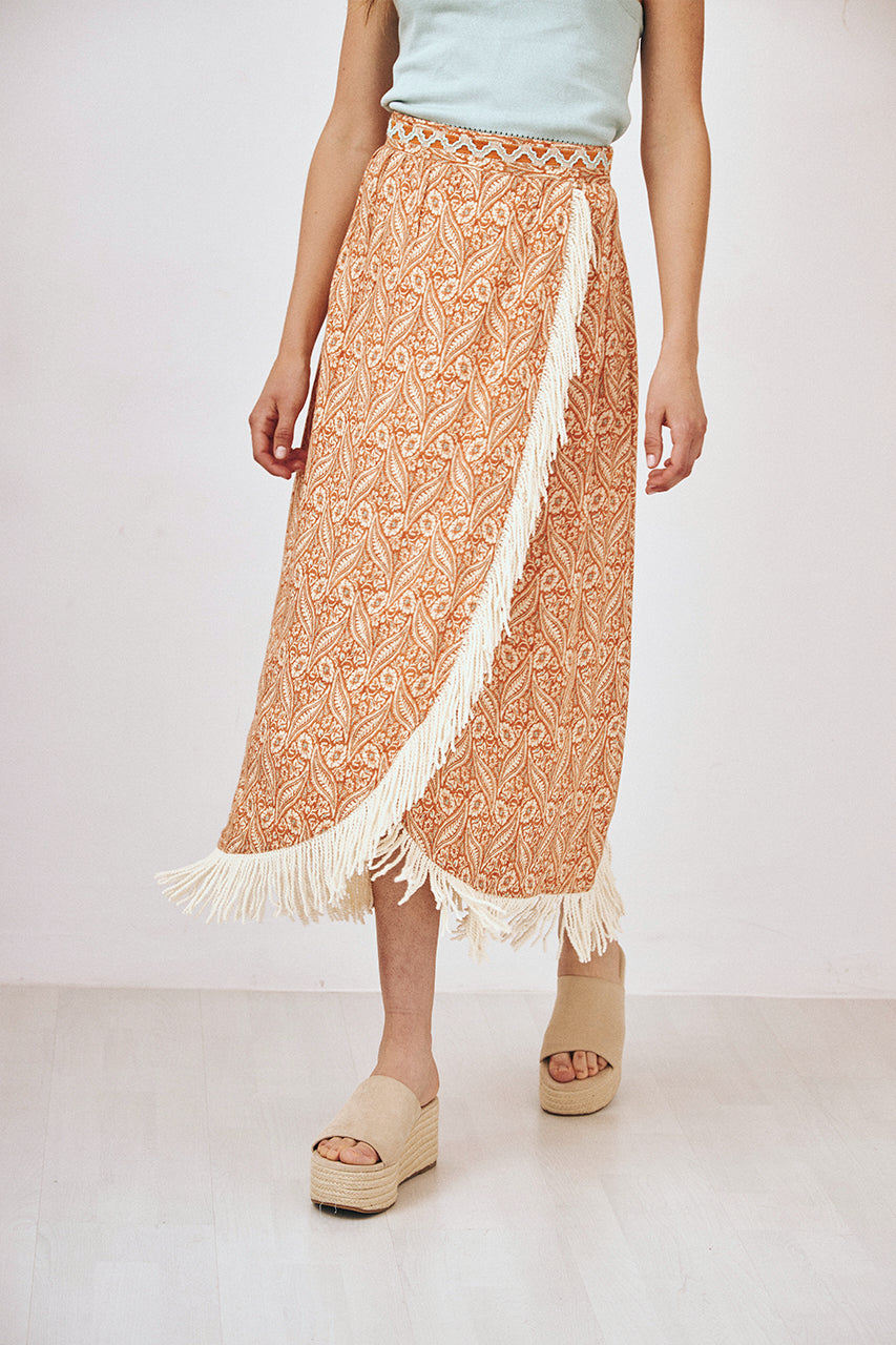 FALDA MIDI PAREO ESTAMPADA CON BORDADO Y FLECOS - PEACH