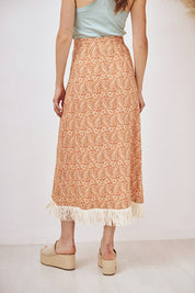 FALDA MIDI PAREO ESTAMPADA CON BORDADO Y FLECOS - PEACH